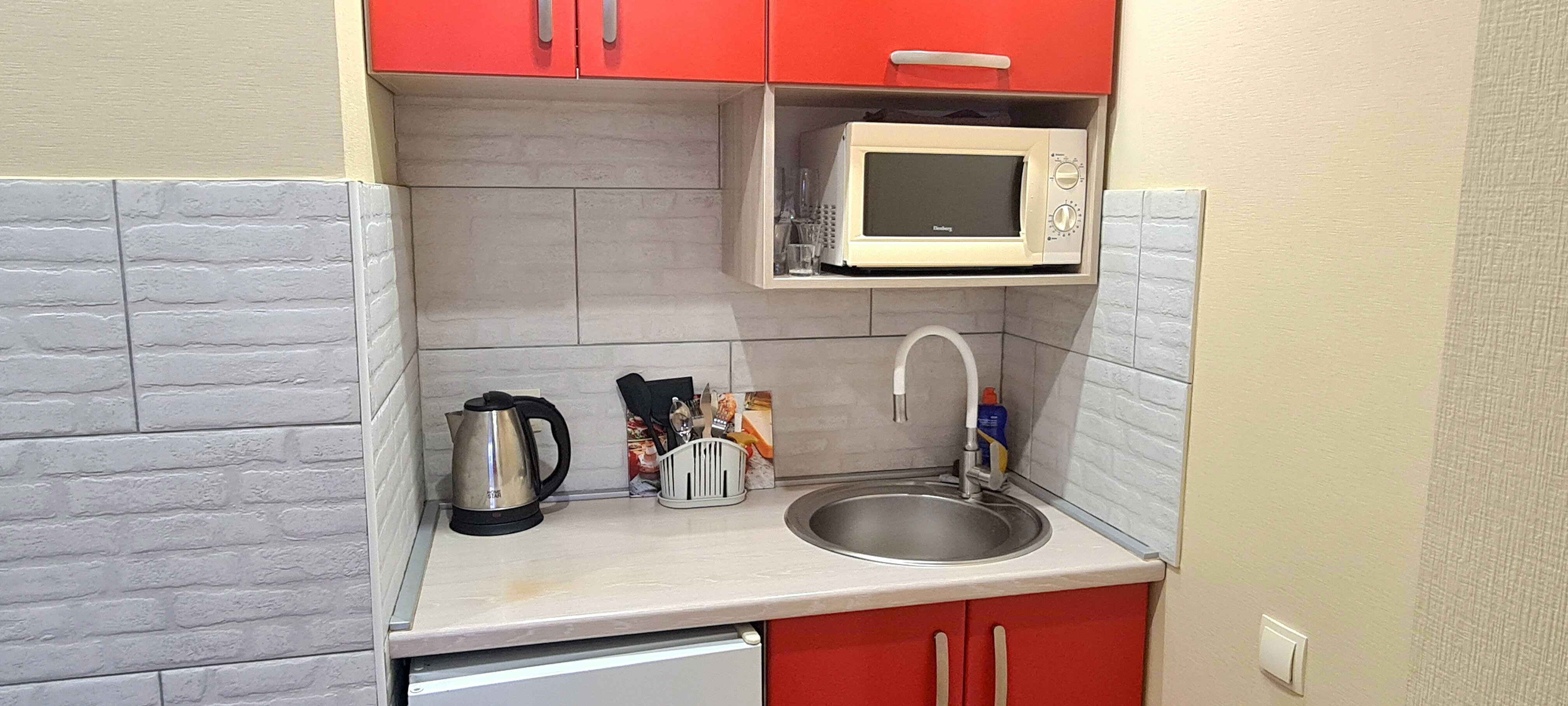 Superior "Красный"   с балконом с двуспальной кроватью, креслом и мини-кухней