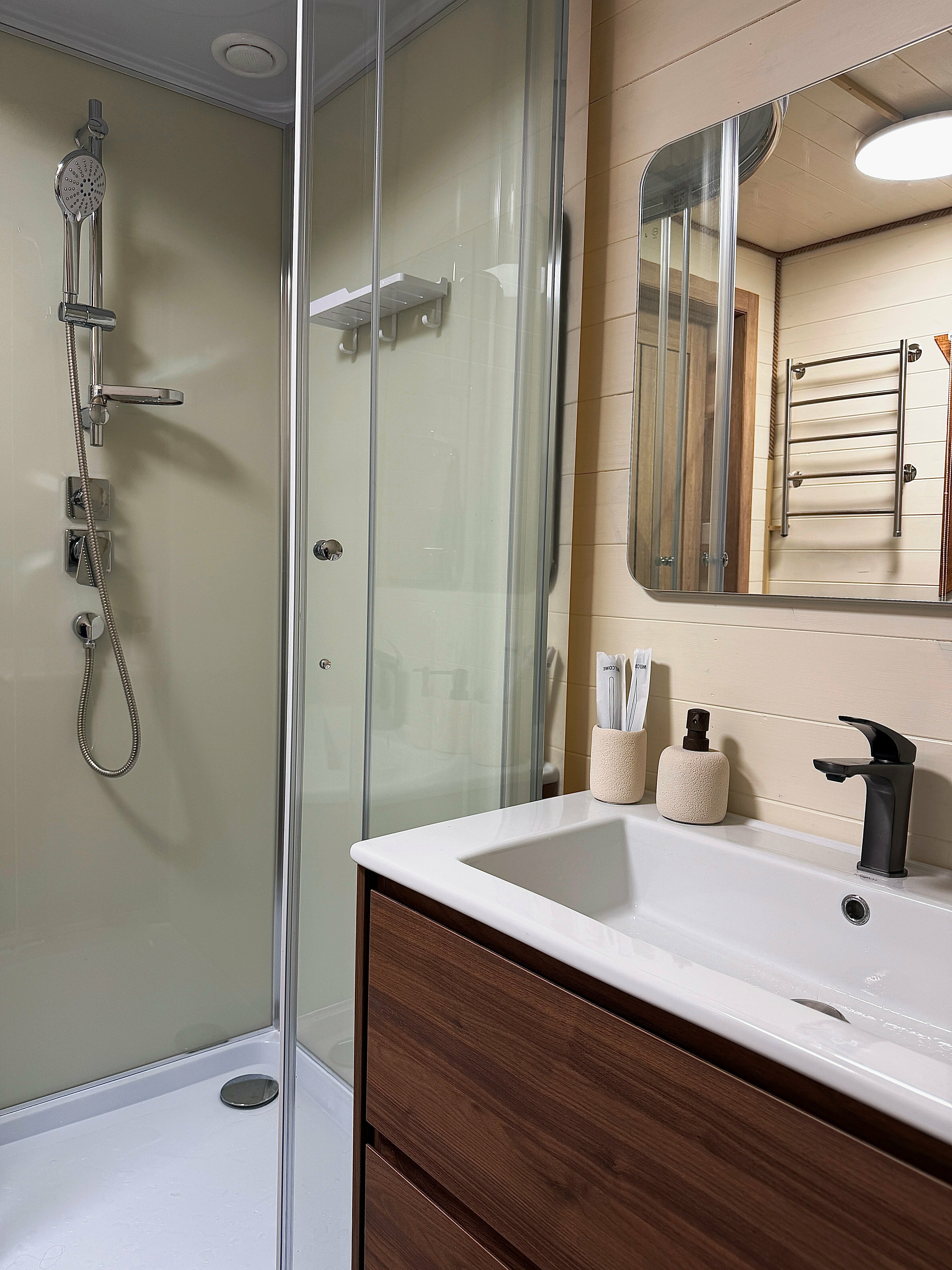 Белый А-фрейм