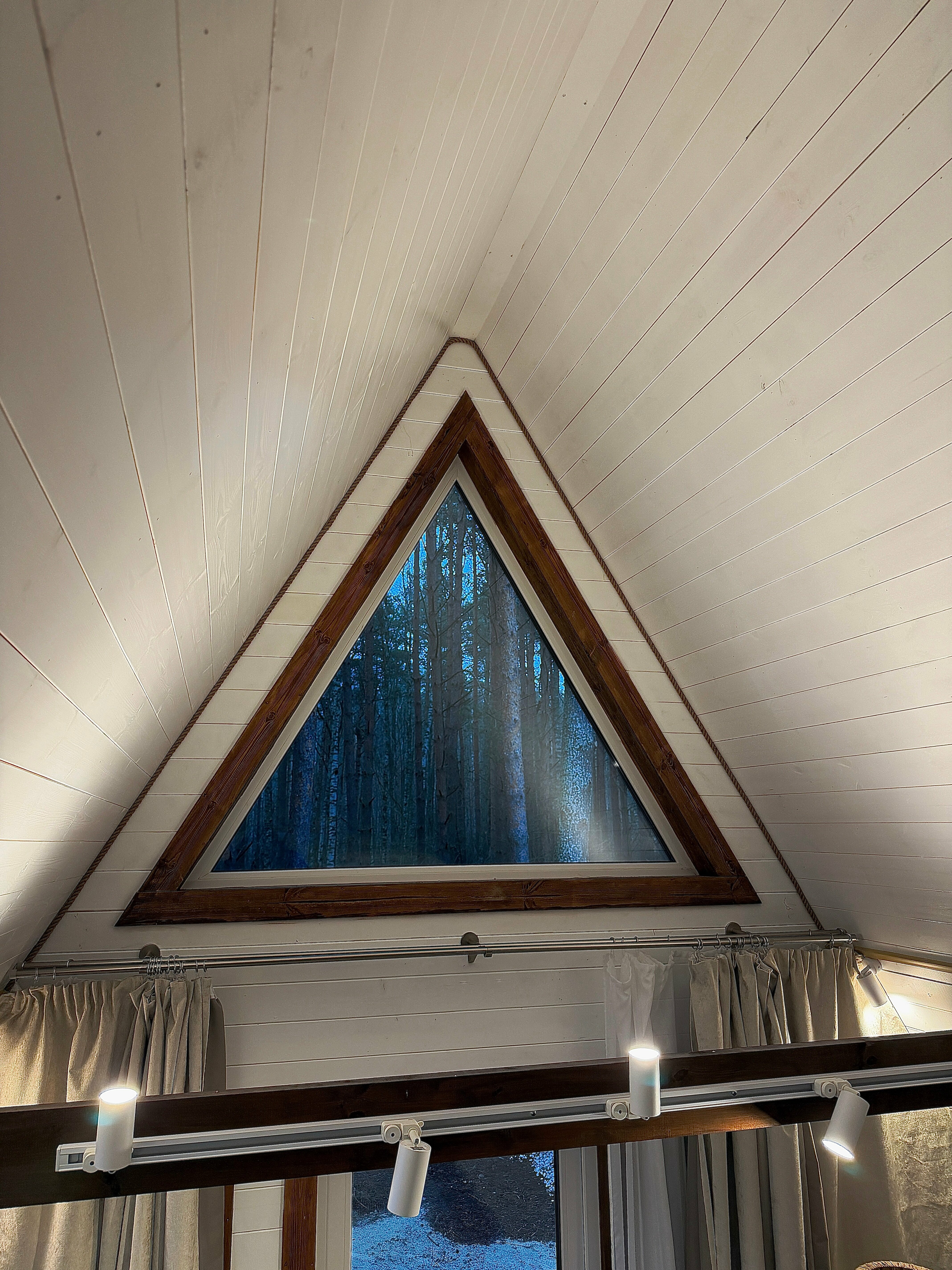 Белый А-фрейм