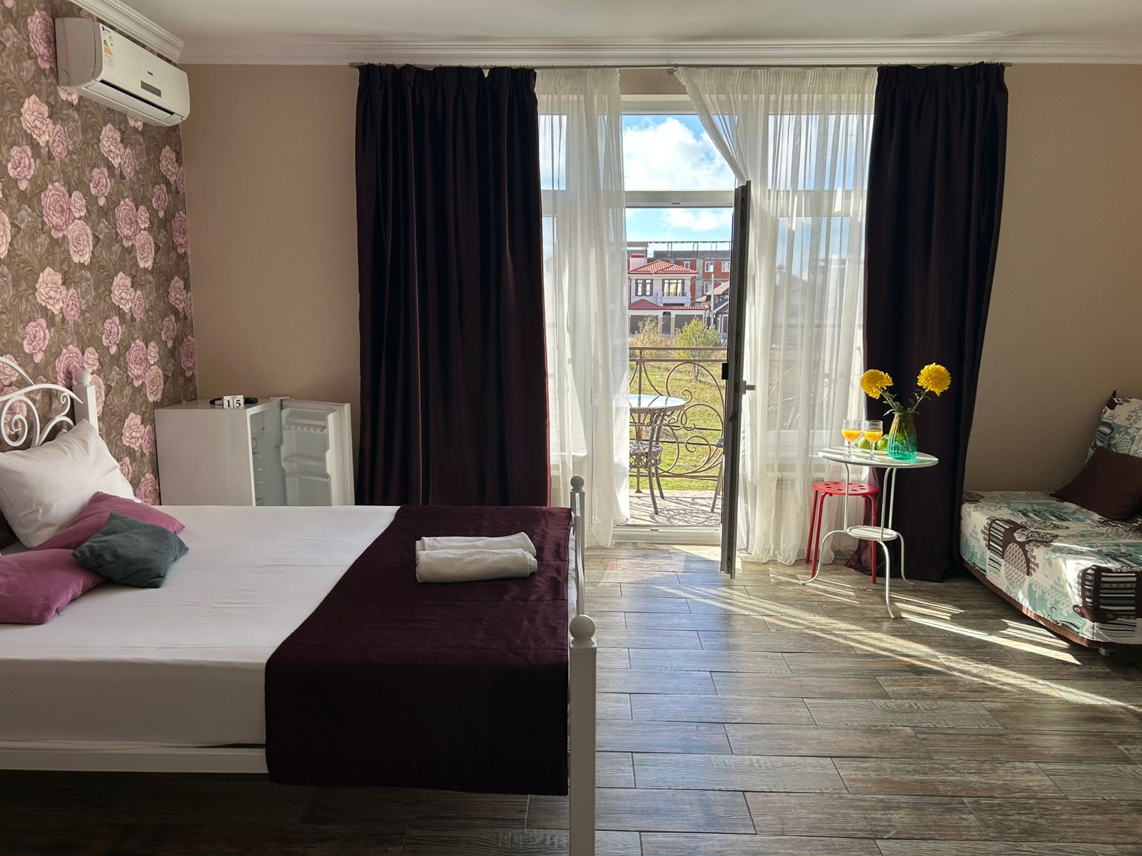 Двухкомнатный люкс с видом на море и балконом