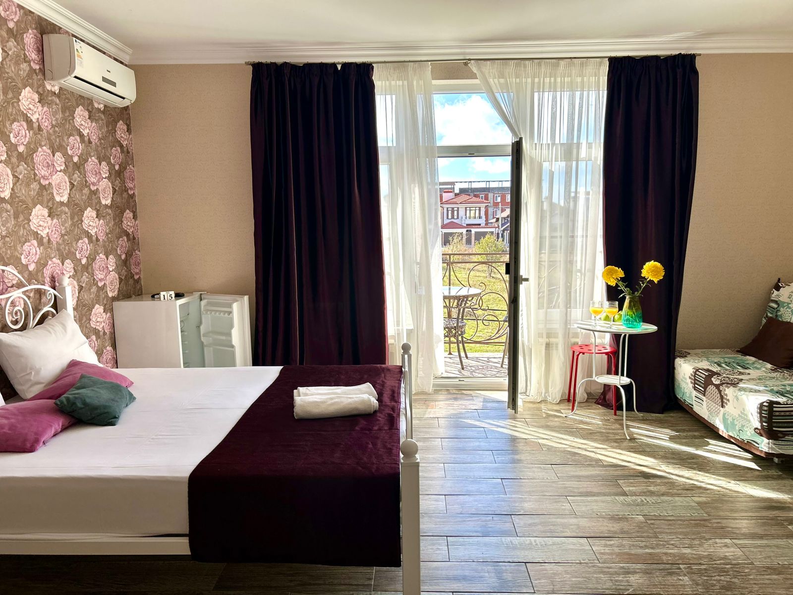 Двухкомнатный люкс с видом на море и балконом