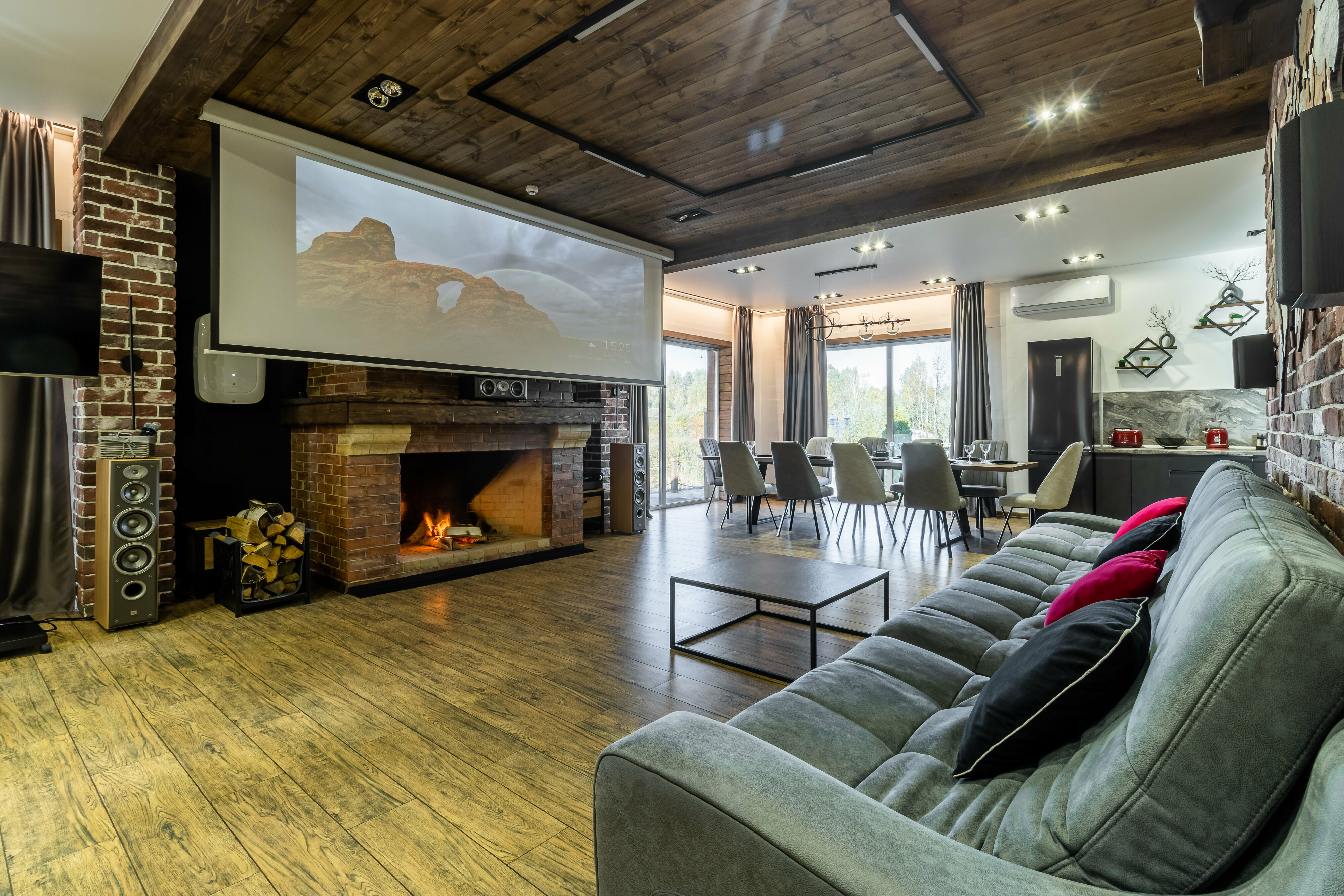 Лофт с камином и домашним кинотеатром