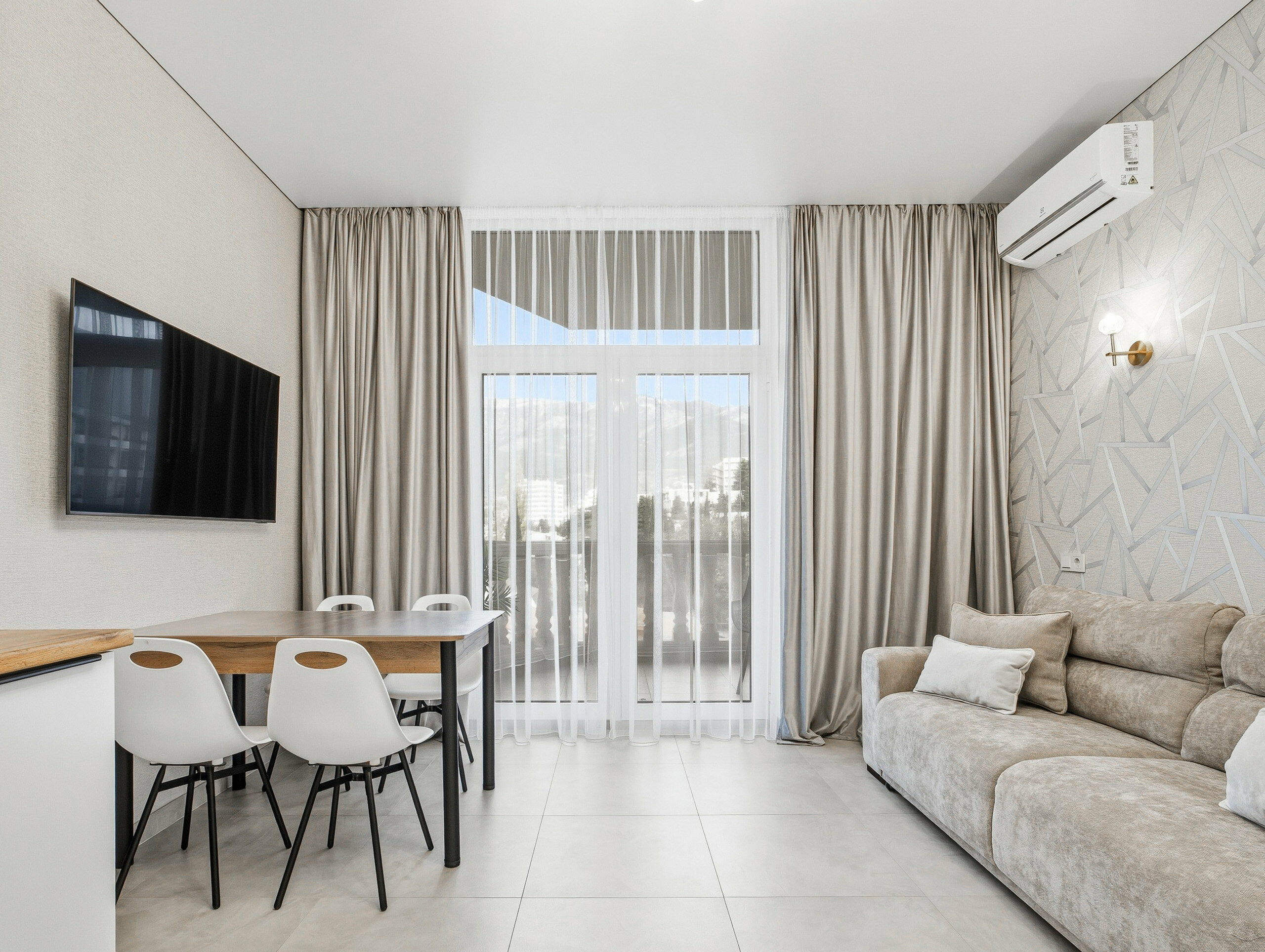 Семейный номер с видом на горы