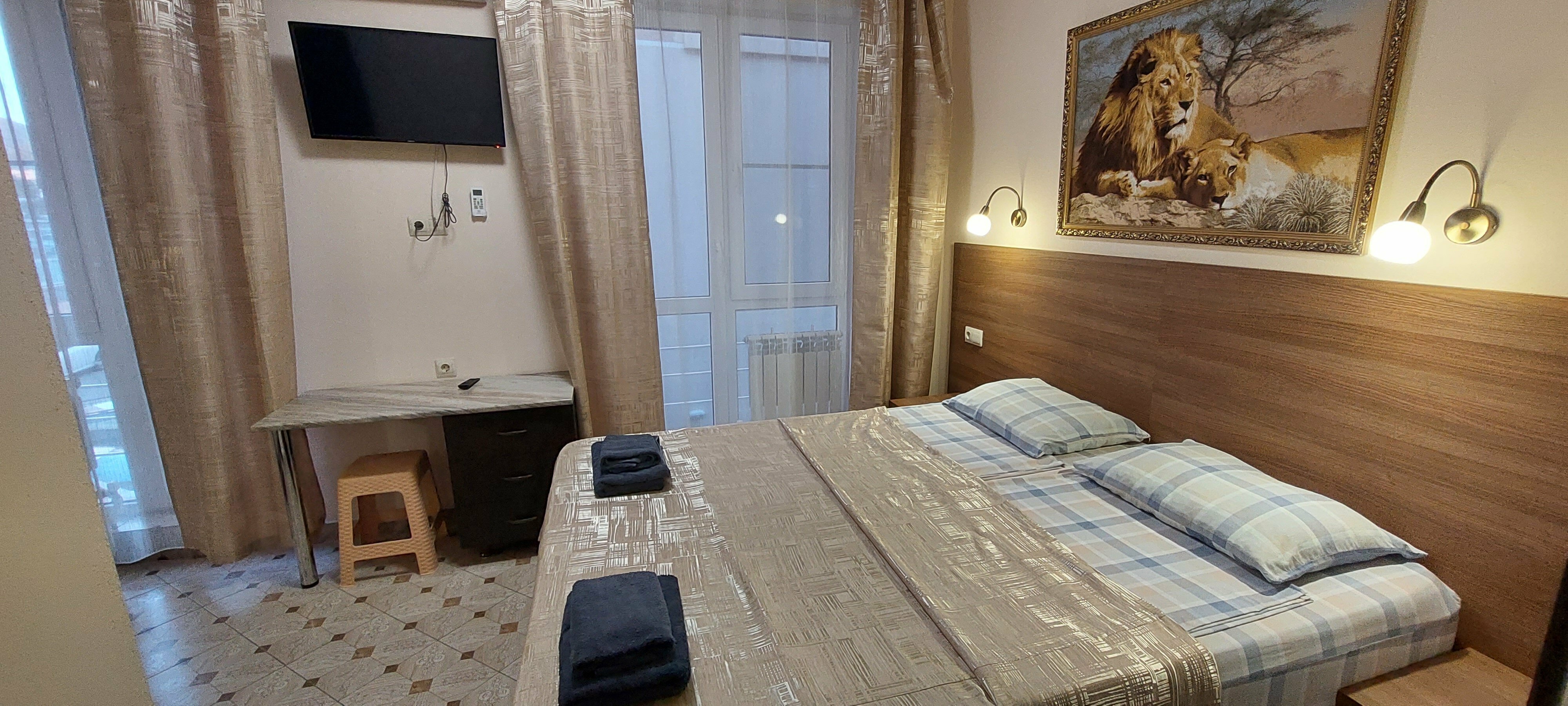 05. Трехместная комната с балконом (стандарт). 1 кровать широкая + диван