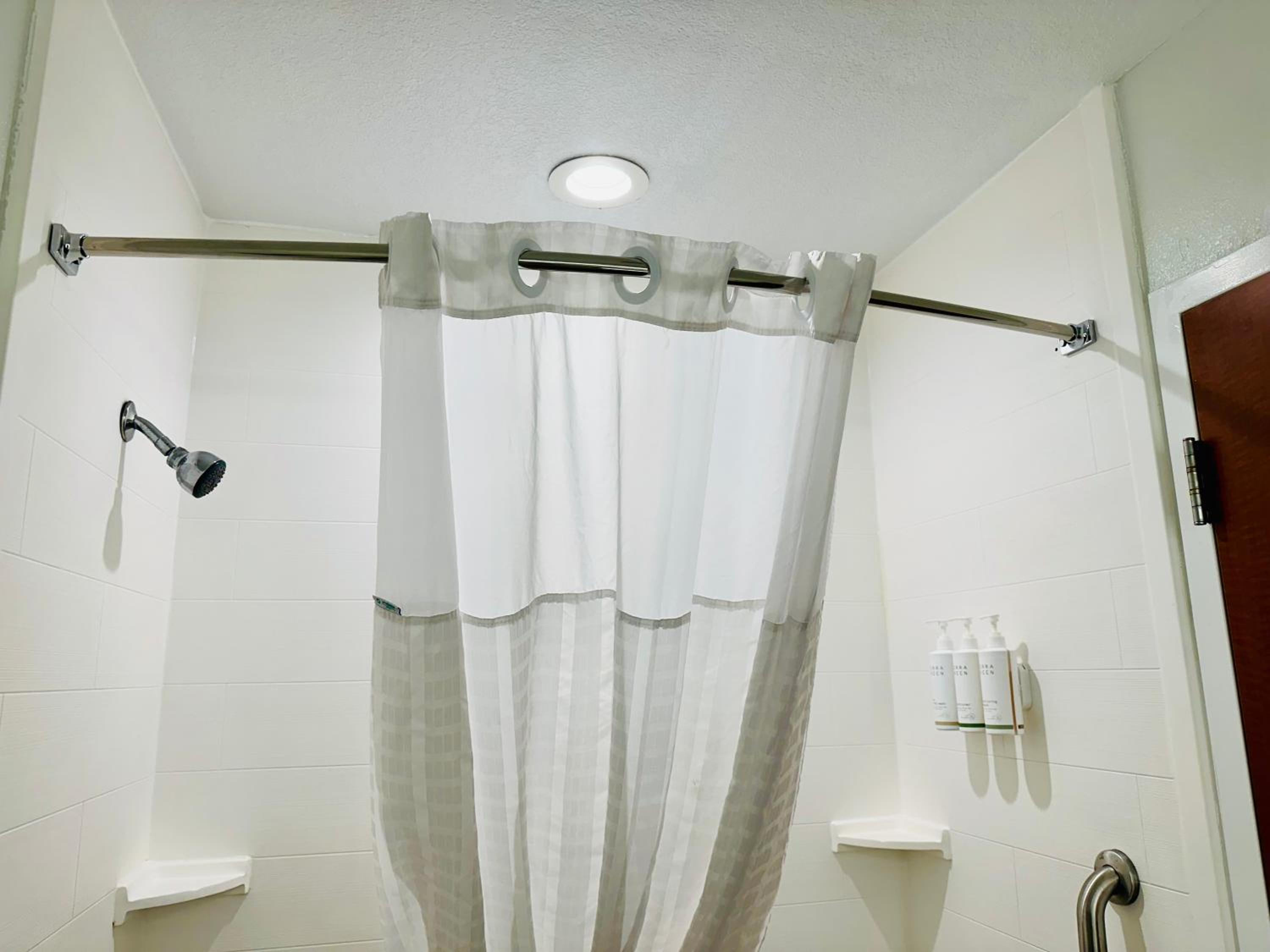 King Room with Bath Tub - Mobility/Hearing Accessible - Non-Smoking