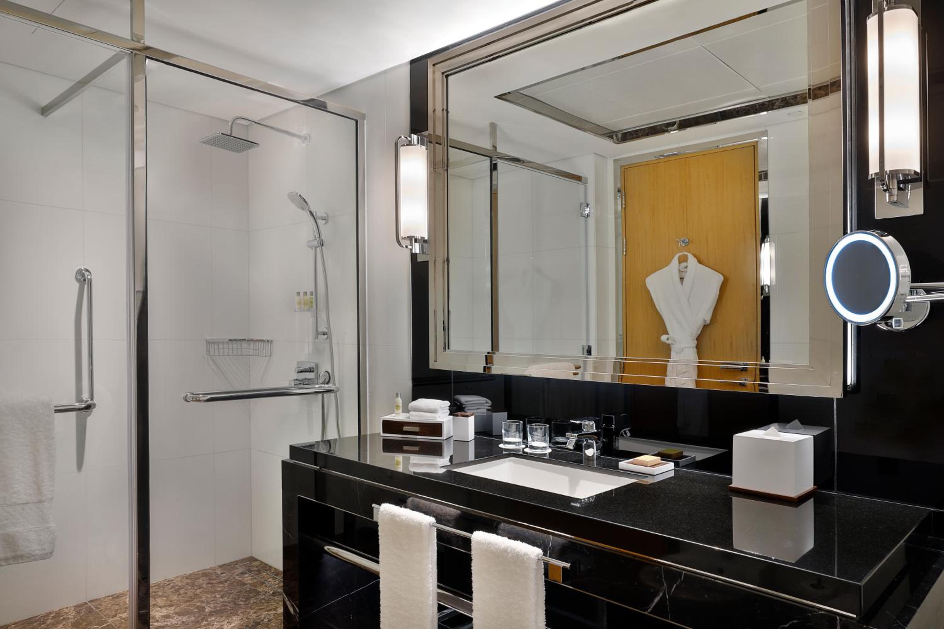 Deluxe King Room with Balcony and Sea View