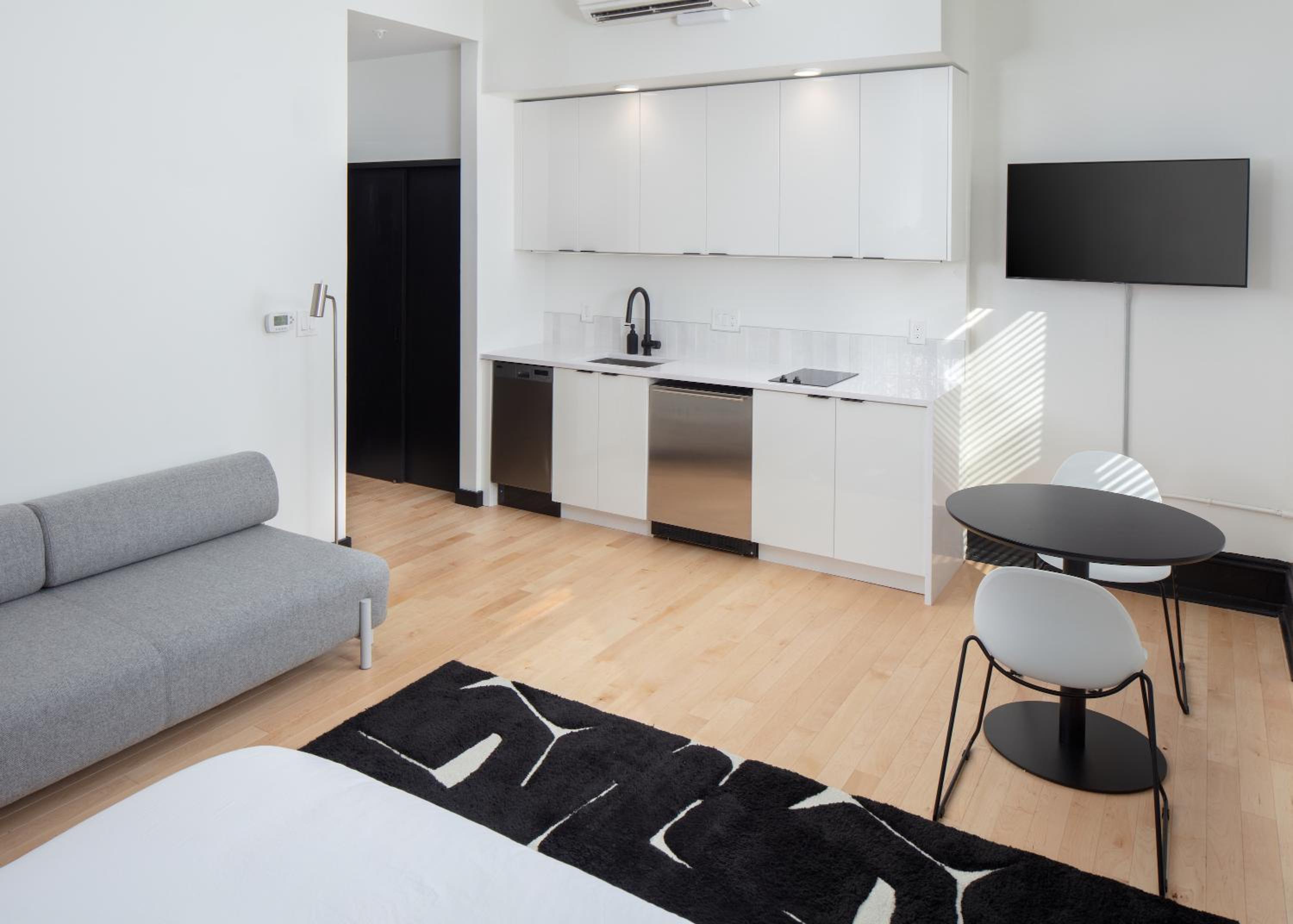 Queen Studio with Kitchenette (Self Check-in with Virtual Front Desk)