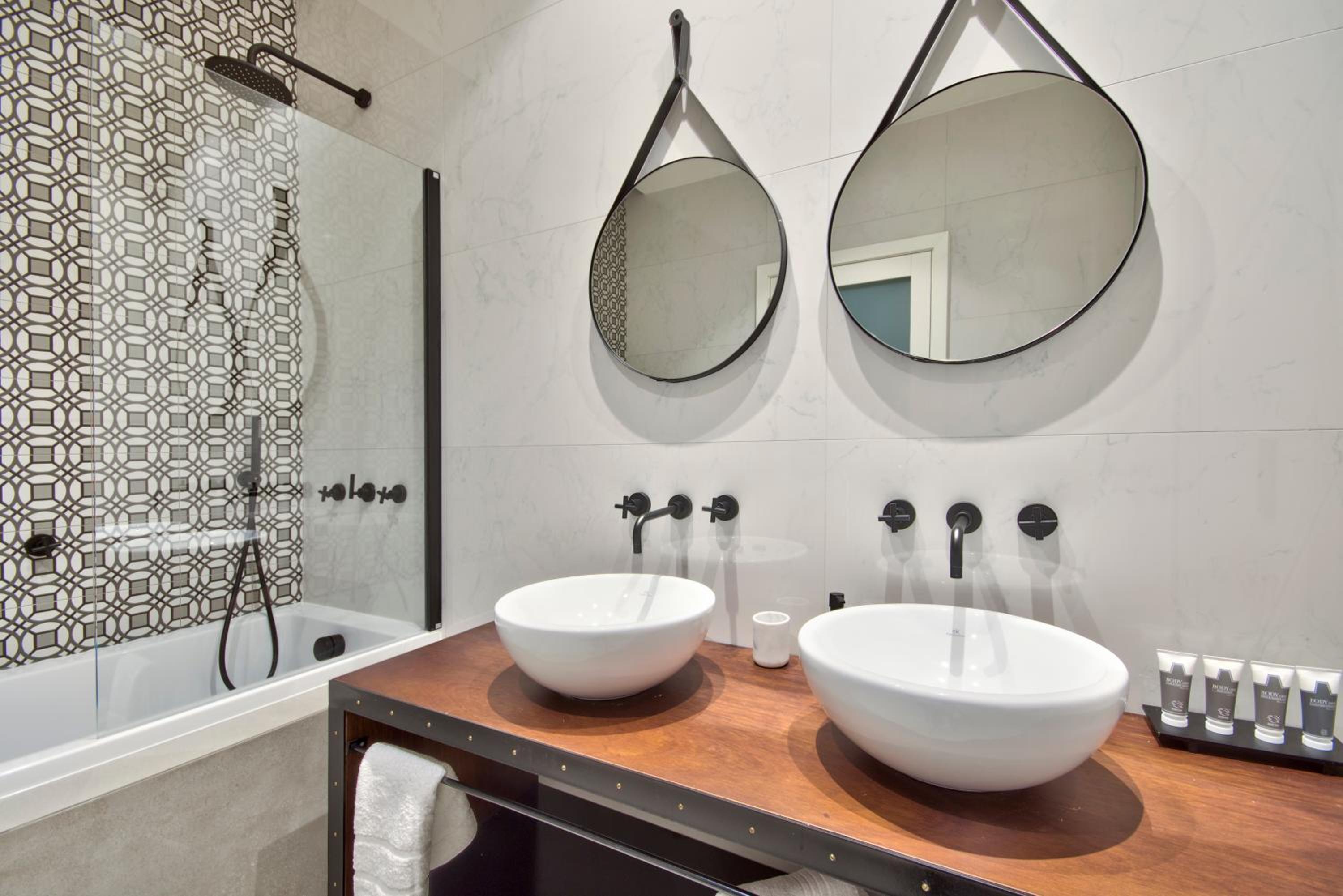 Deluxe Double Room 1st Floor Window facing internal Courtyard 6