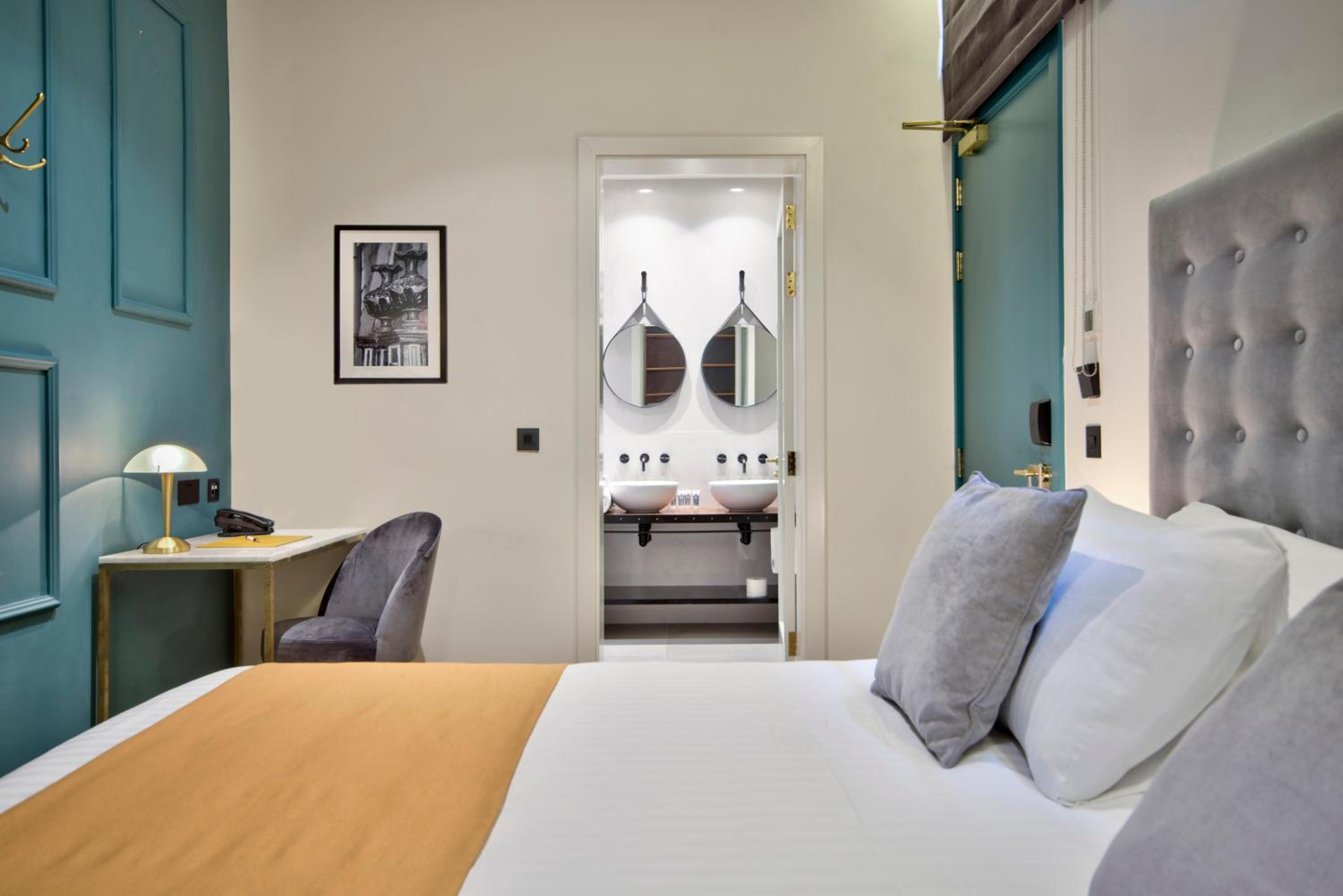 Deluxe Double Room 1st Floor Window facing internal Courtyard 6