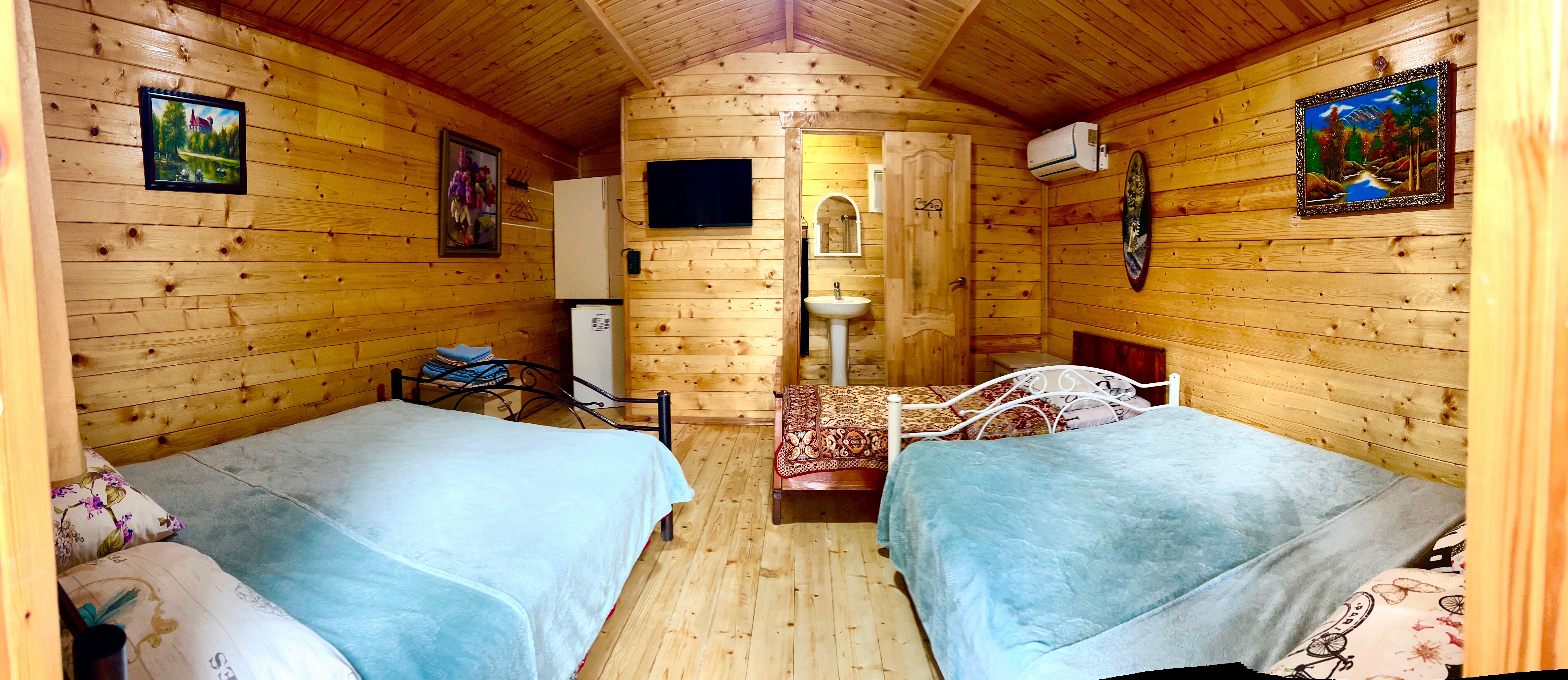 Пятиместный домик на территории с ванной комнатой