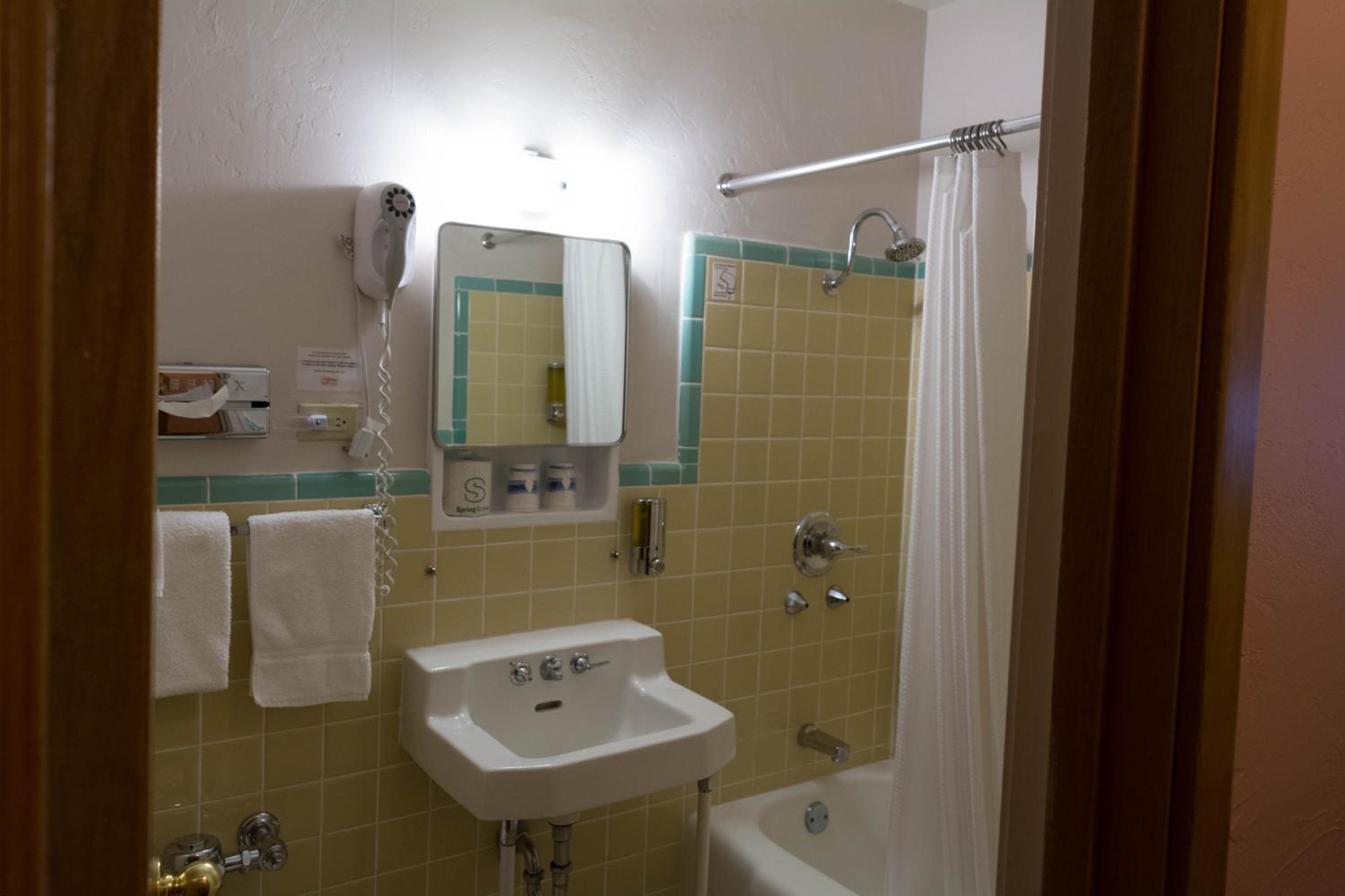 1 Queen Bed and 1 Full Bed, Second Floor