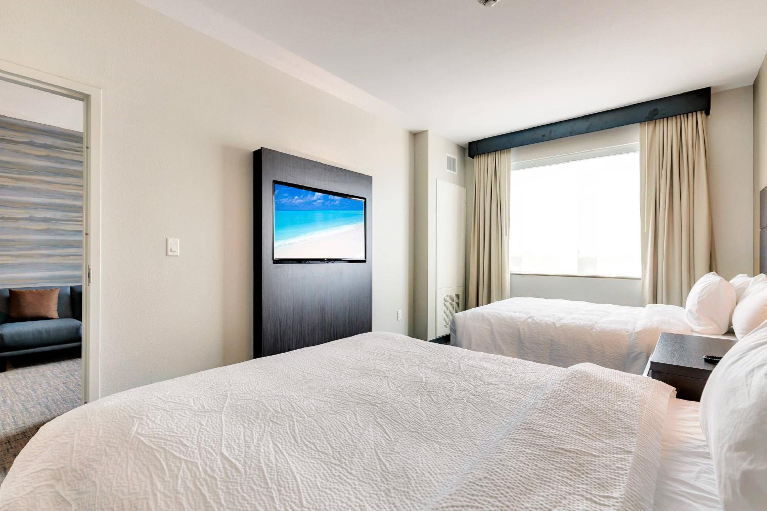 1 Bedroom Suite, 2 Queen, Sofa bed, City view