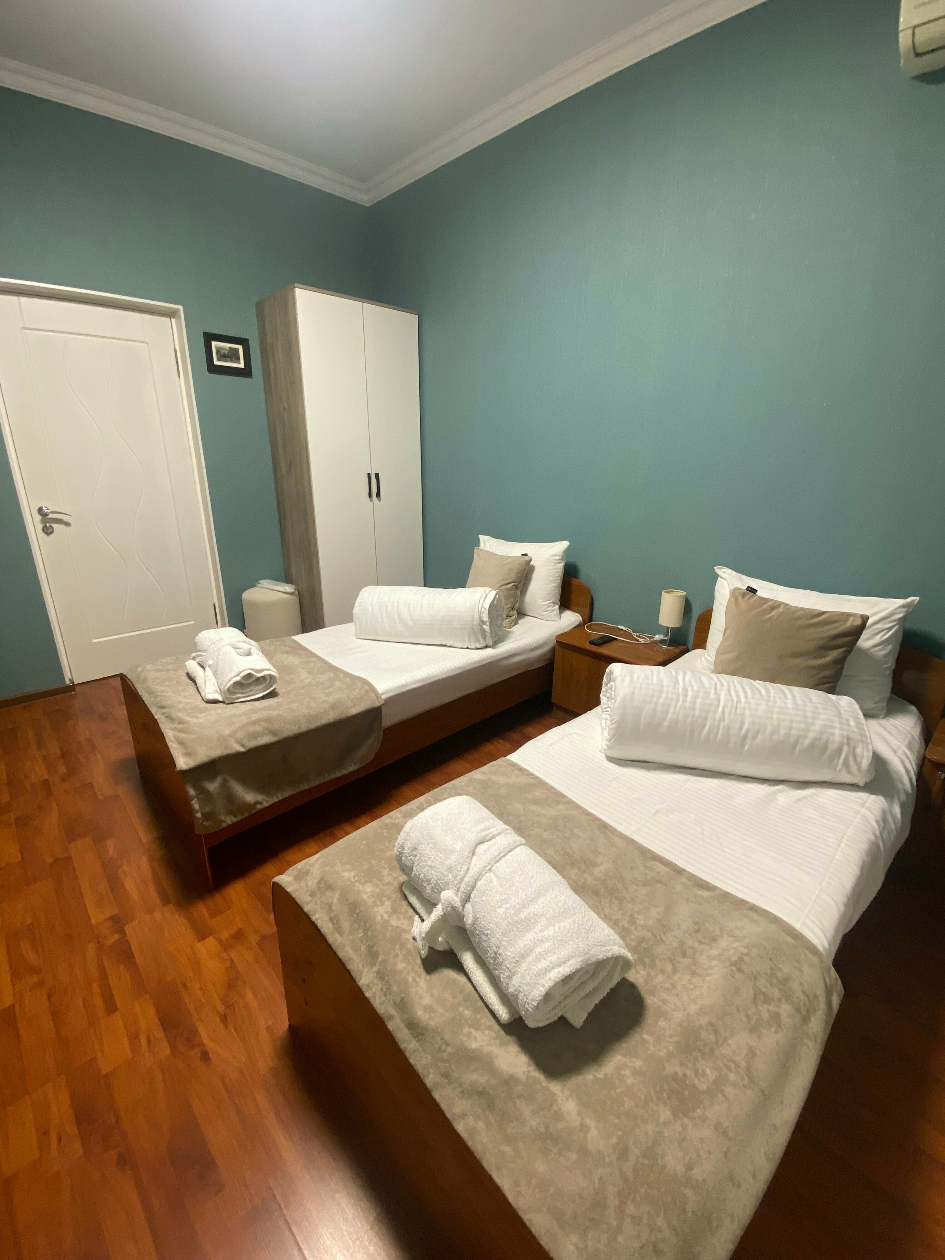 ДВУХМЕСТНЫЙ СТАНДАРТ С ЗАВТРАКОМ с внешней личной ванной комнатой  и дополнительным местом