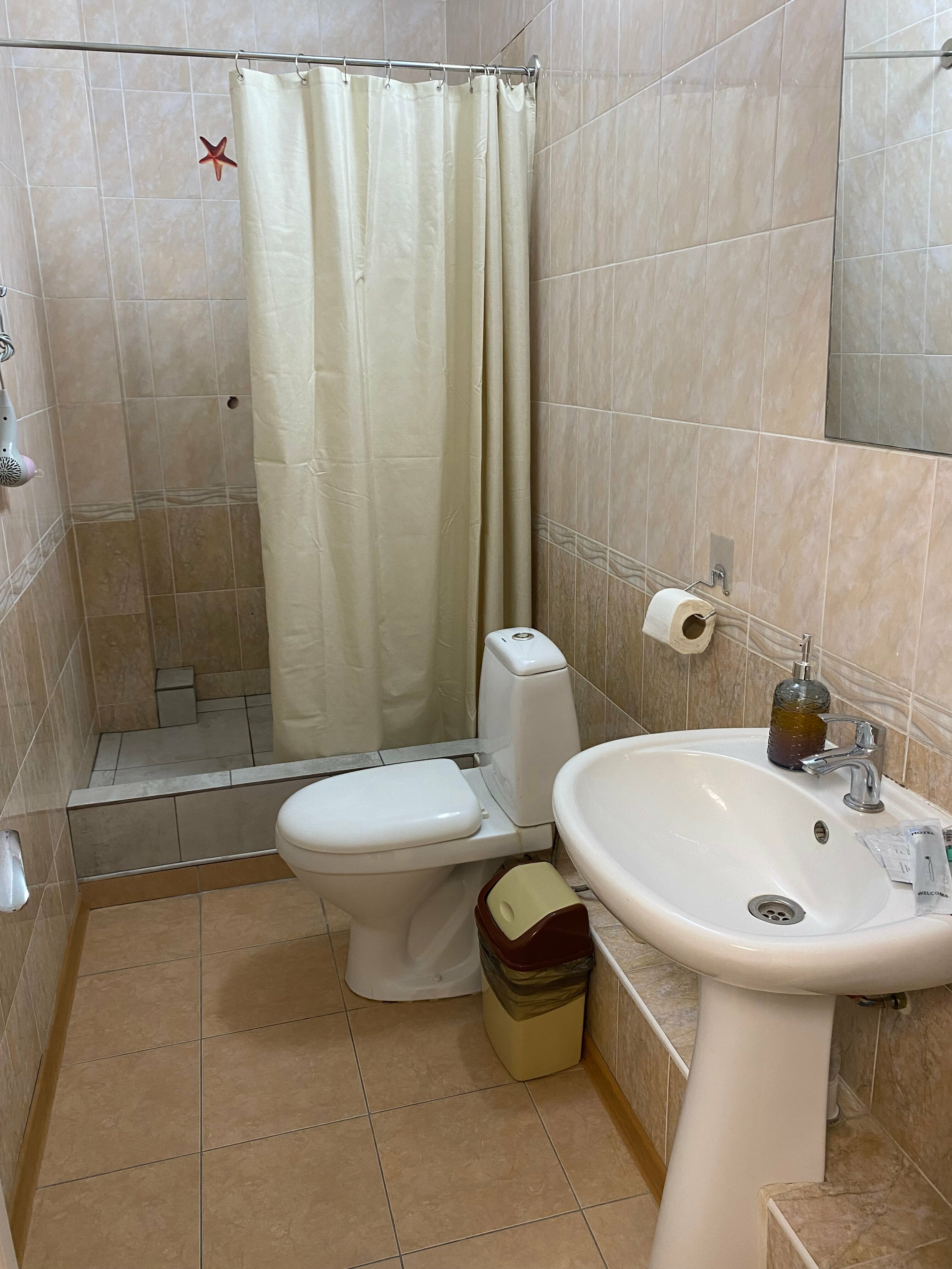 ЭКОНОМ с ЗАВТРАКОМ (двухместный номер  с большой кроватью  и  ванной комнатой рядом с номером)