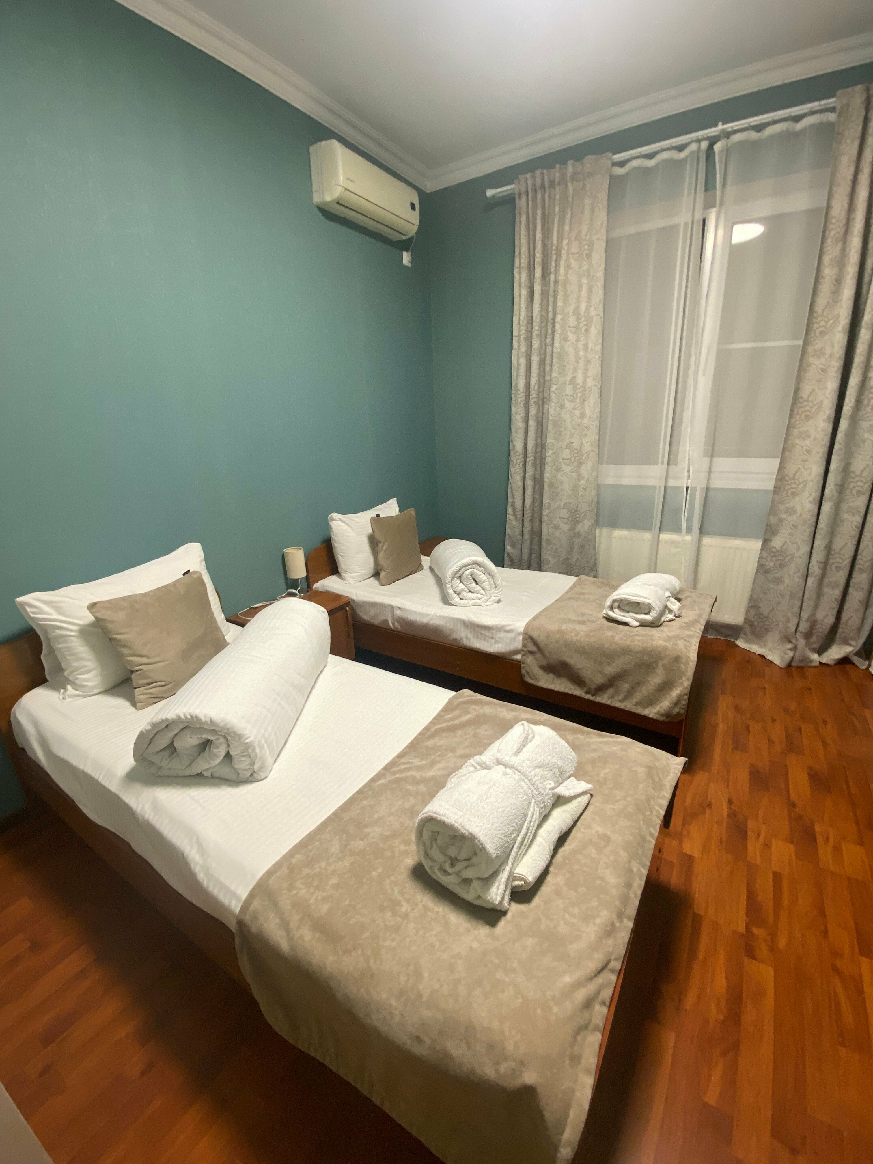 ДВУХМЕСТНЫЙ СТАНДАРТ С ЗАВТРАКОМ с внешней личной ванной комнатой  и дополнительным местом