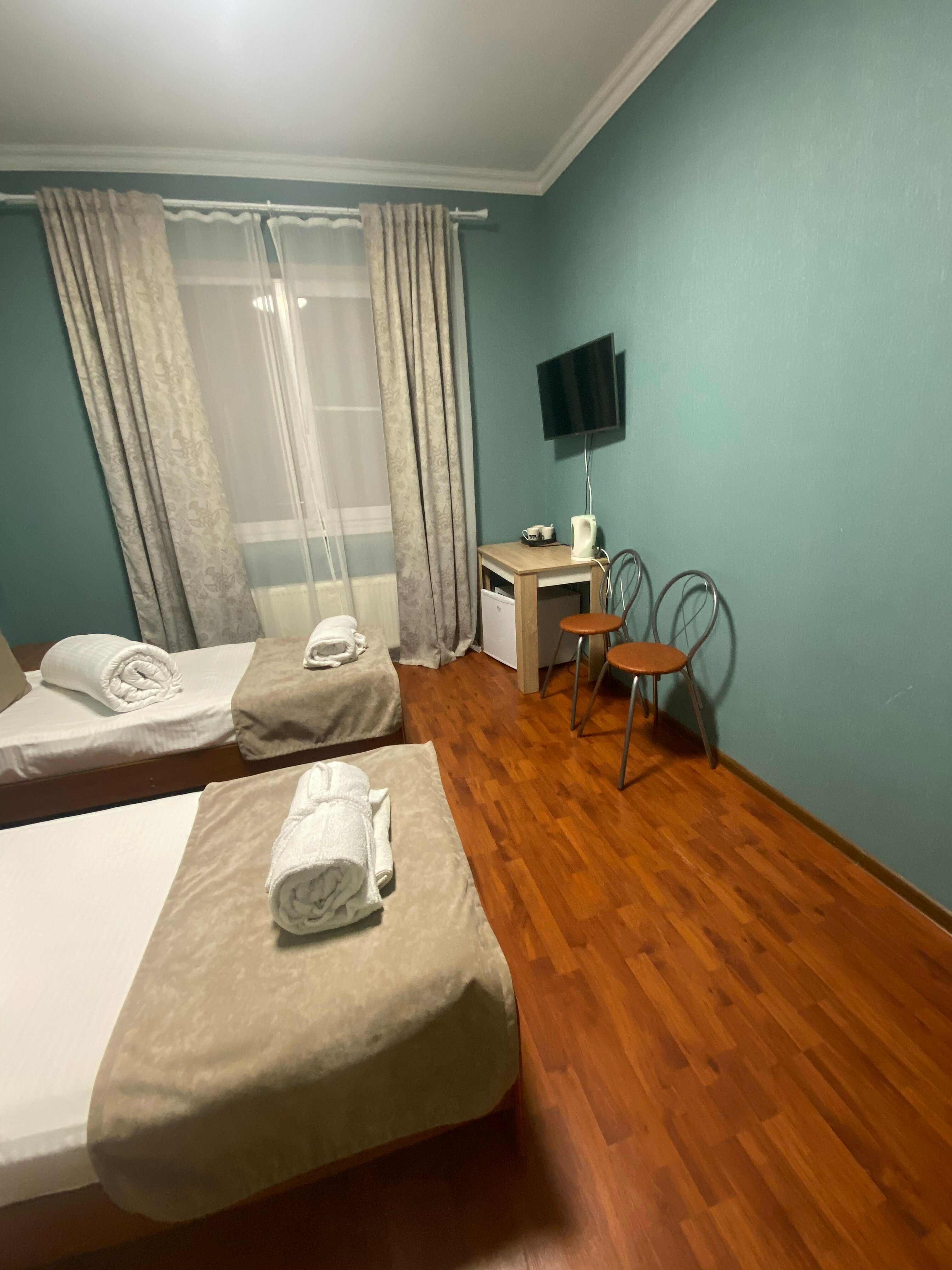 ДВУХМЕСТНЫЙ СТАНДАРТ С ЗАВТРАКОМ с внешней личной ванной комнатой  и дополнительным местом