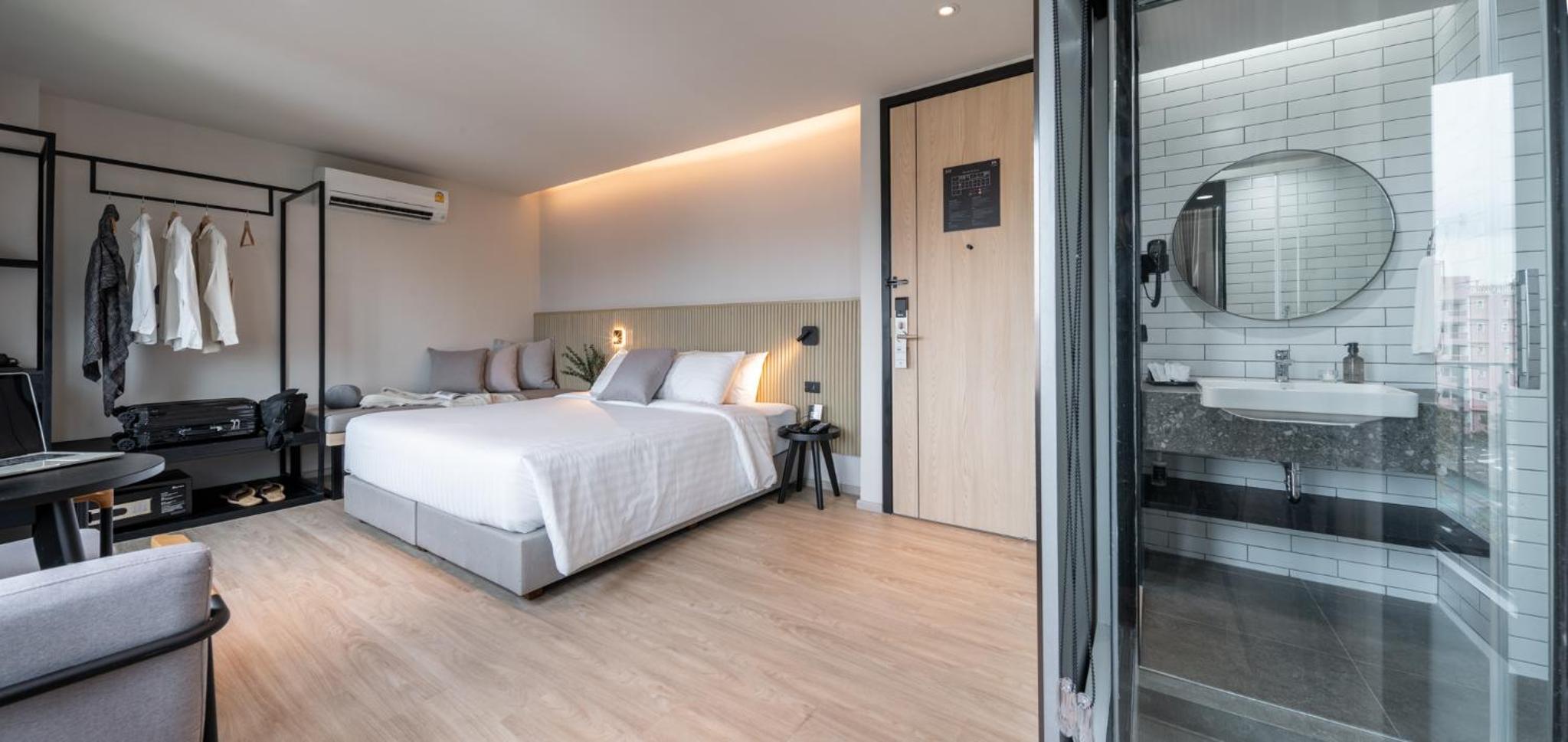 Escape Pano with Balcony