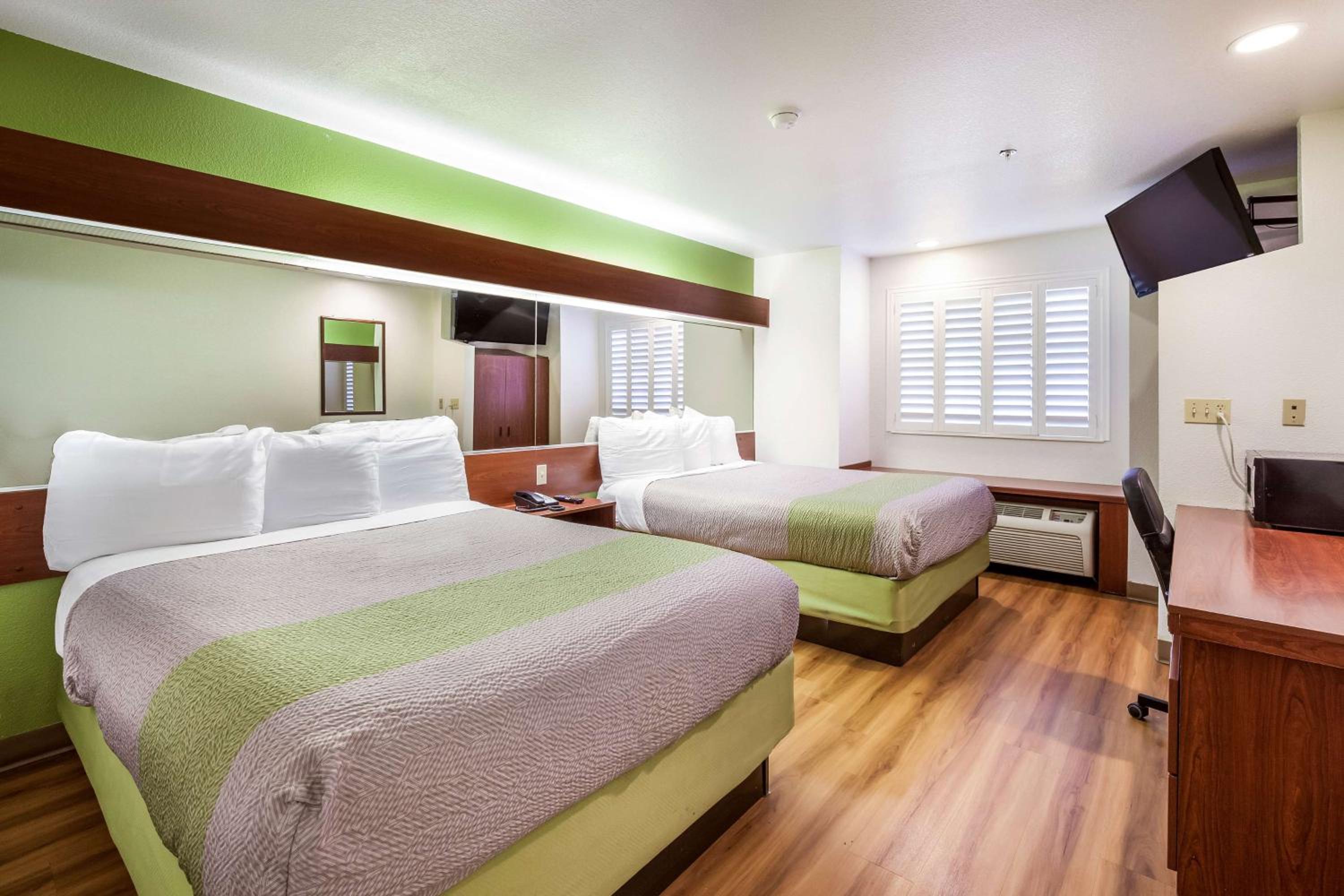 Deluxe Queen Room with Two Queen Beds - Non-Smoking