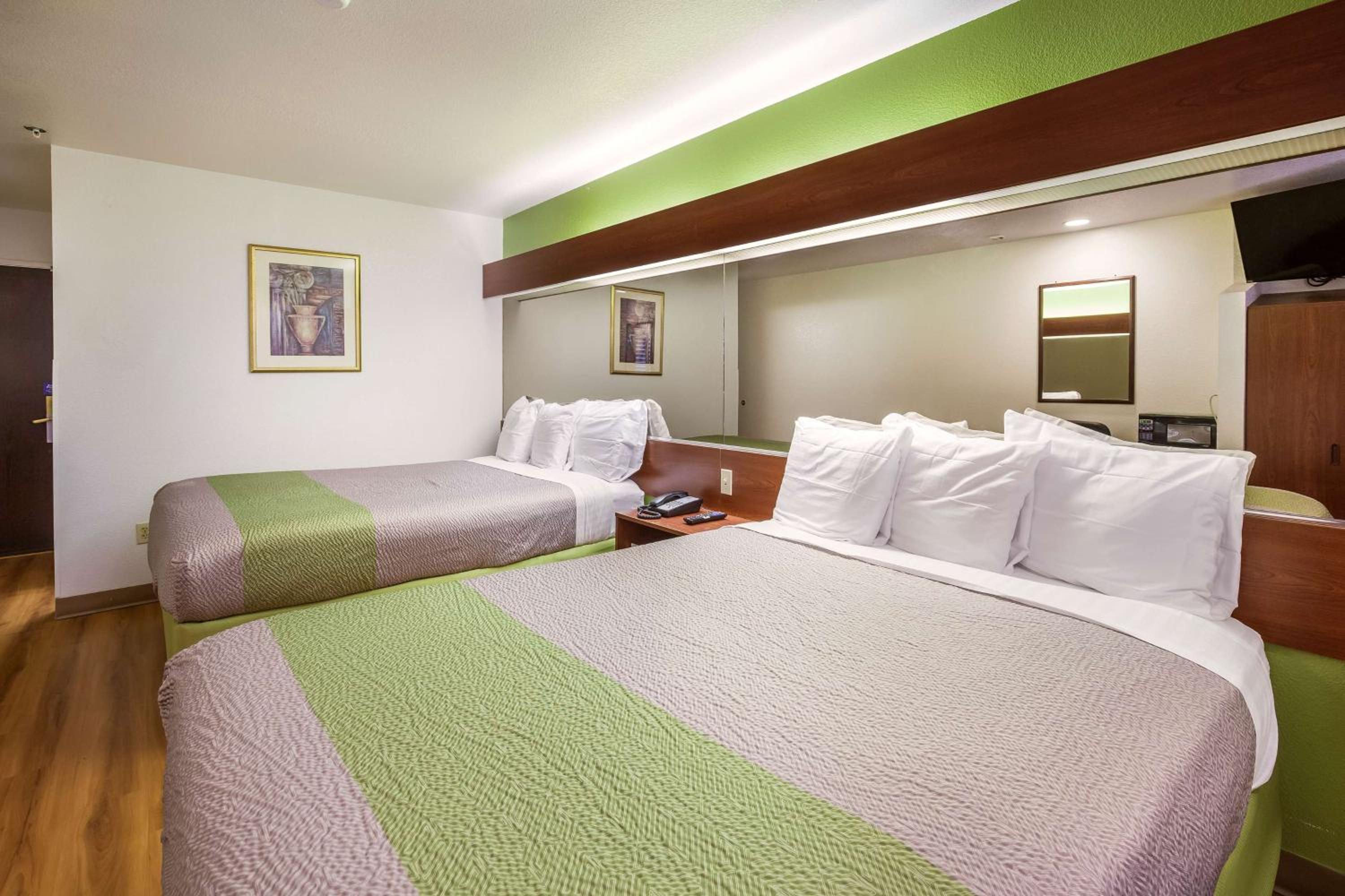 Deluxe Queen Room with Two Queen Beds - Non-Smoking