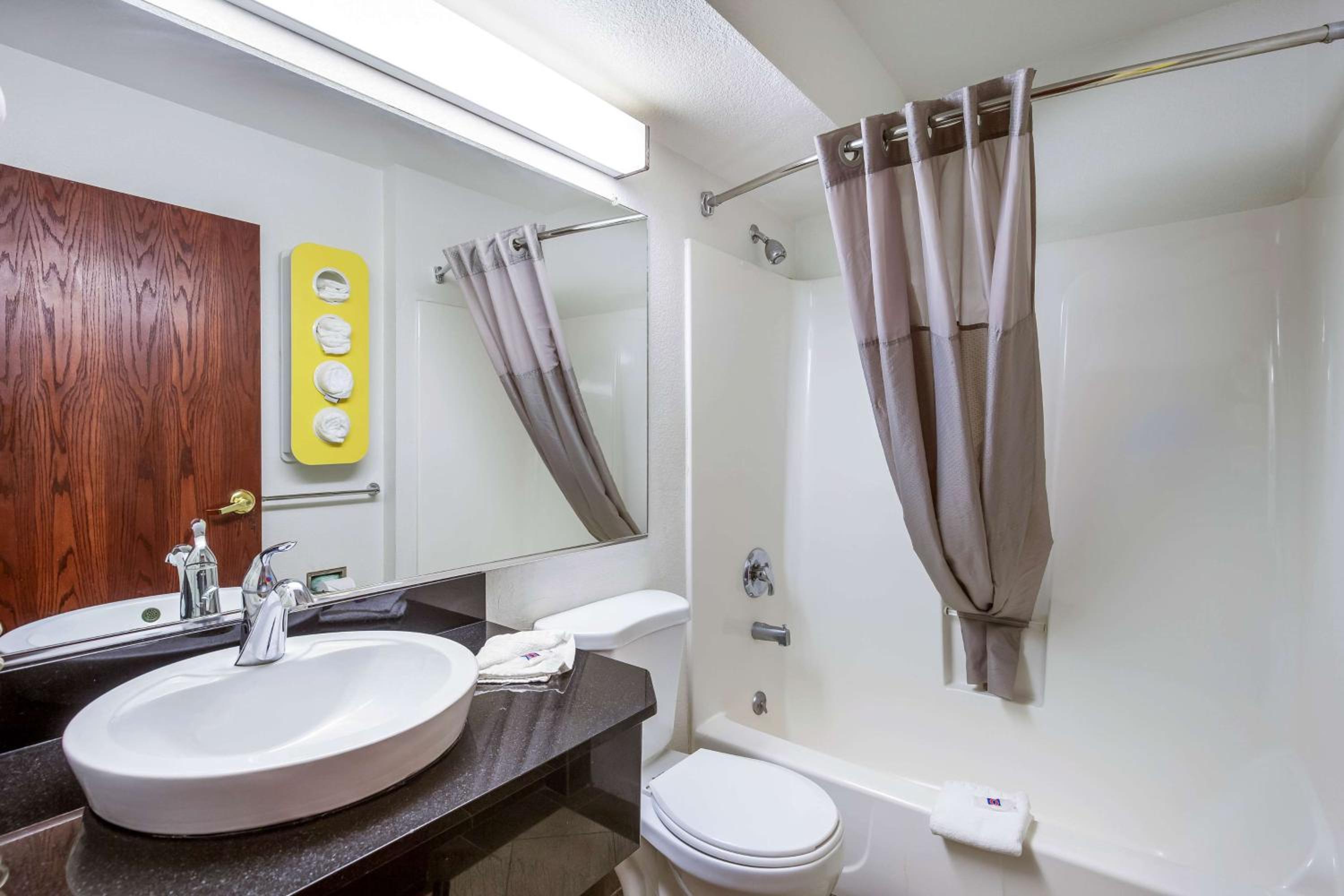 Deluxe Queen Room - Non-Smoking