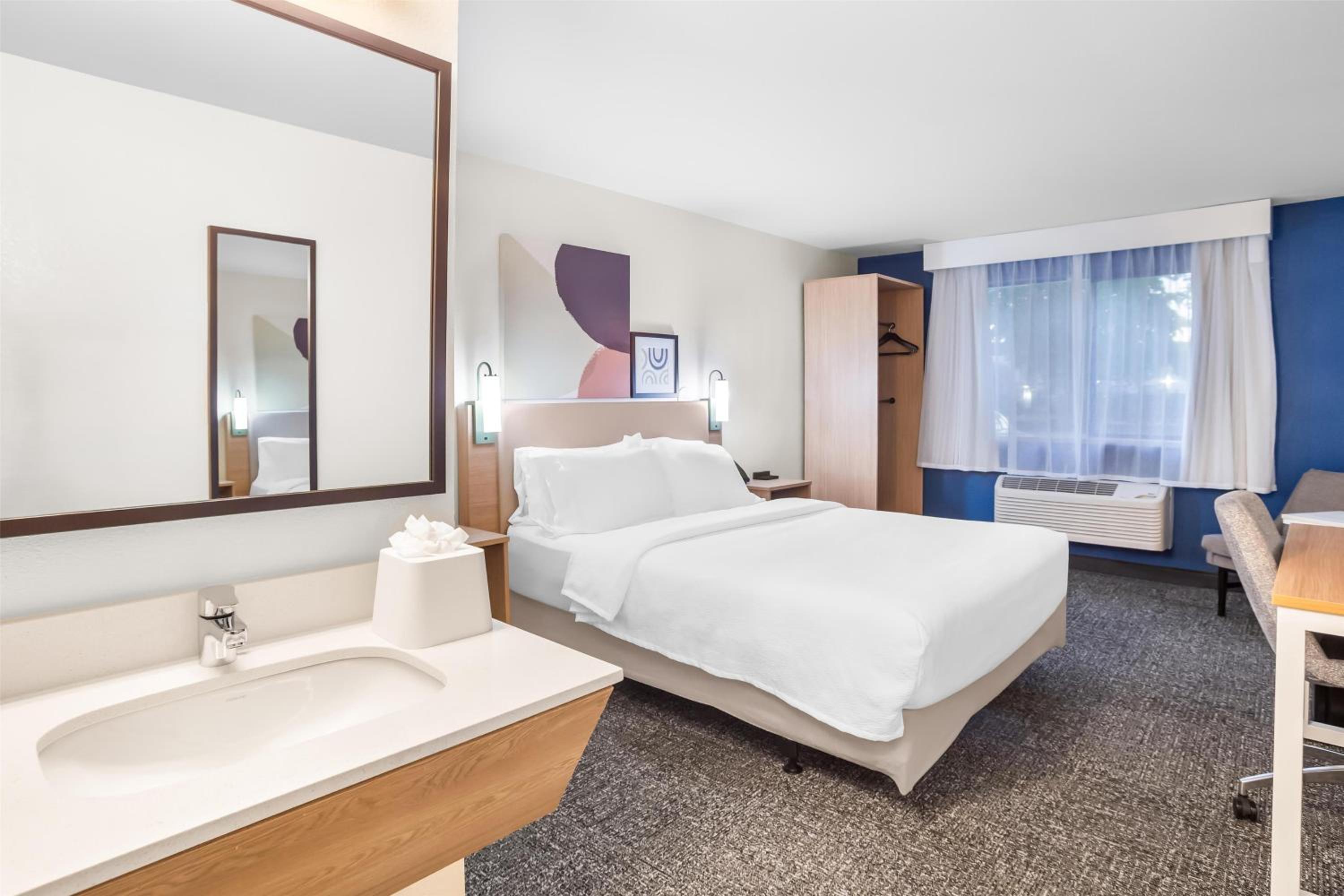 Queen Room with Bath Tub - Mobility Access