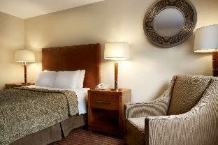 Queen Room with Bath Tub - Mobility Access