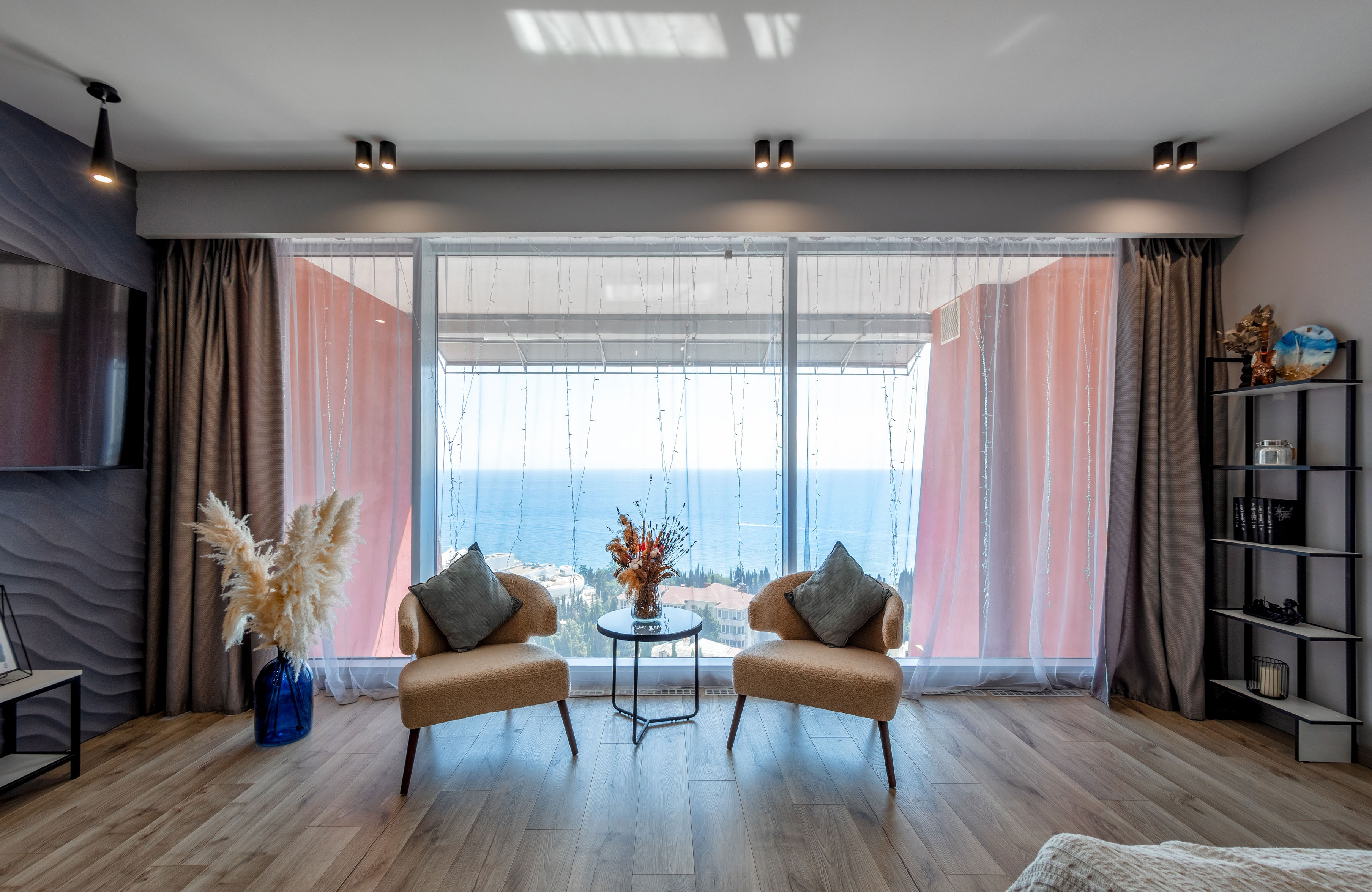 Апартаменты Двухуровневые 175 с видом на море и горы семейный