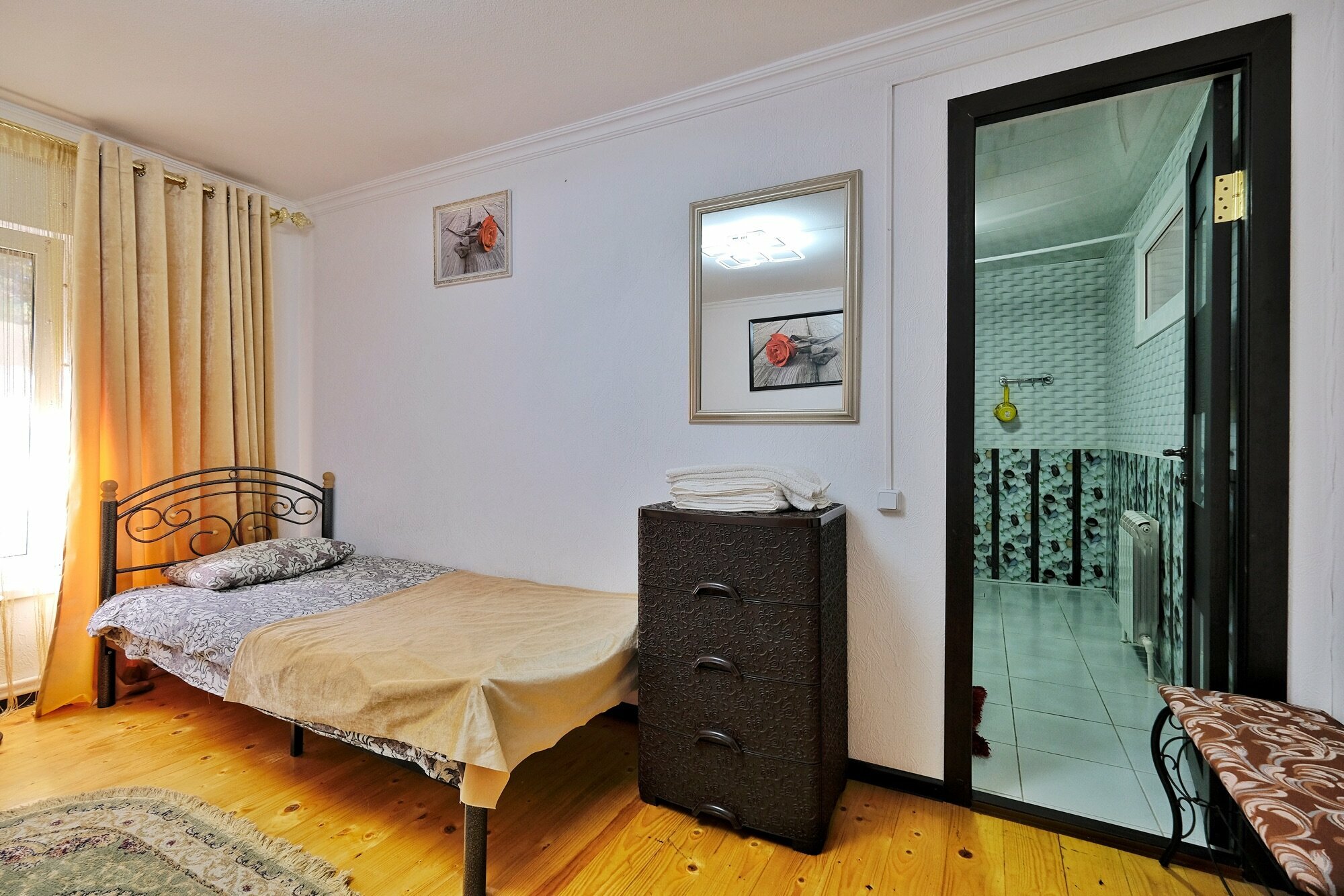 Трехместный номер с собственной ванной комнатой