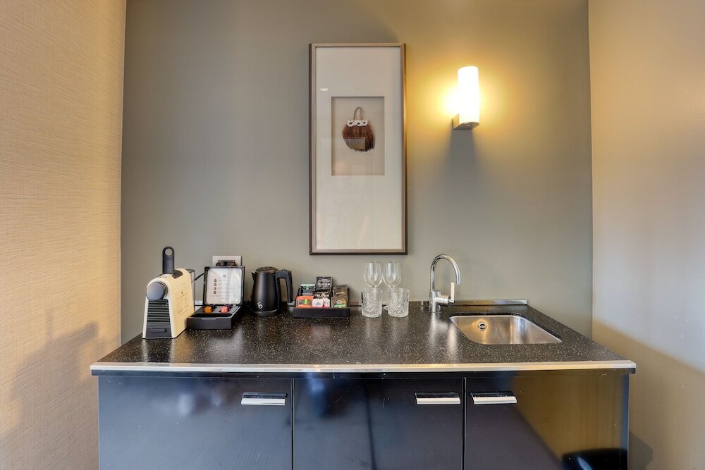 Junior King Suite Balcony, Pool View