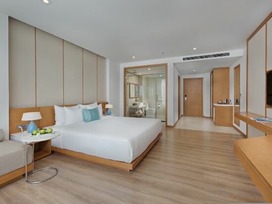 Premier King Suite City View With Balcony