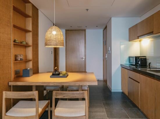 One Bedroon Luxury Ocean Front Apartment with Balcony