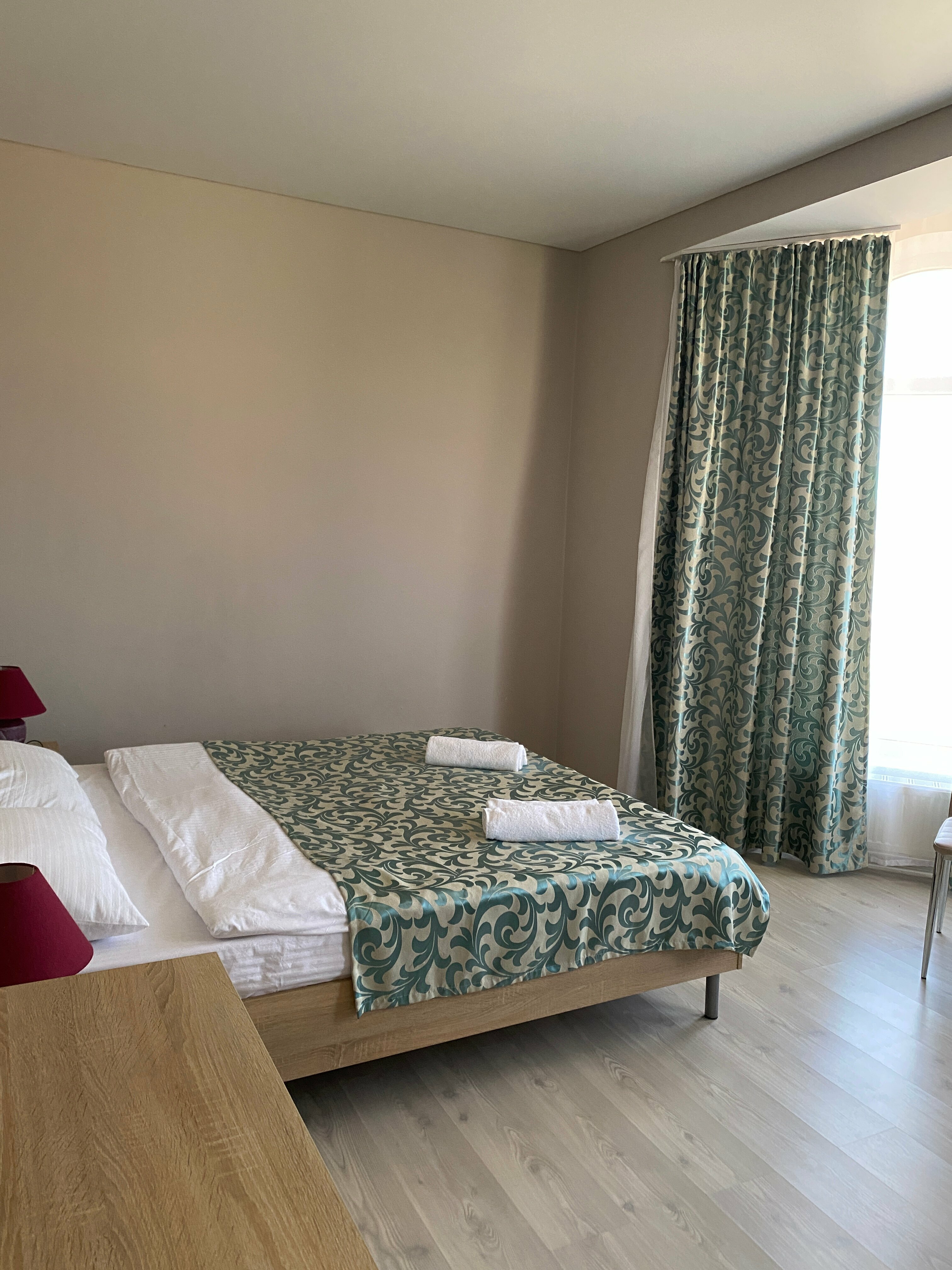 Апартаменты двухкомнатные с одной спальней и кухней-гостиной.