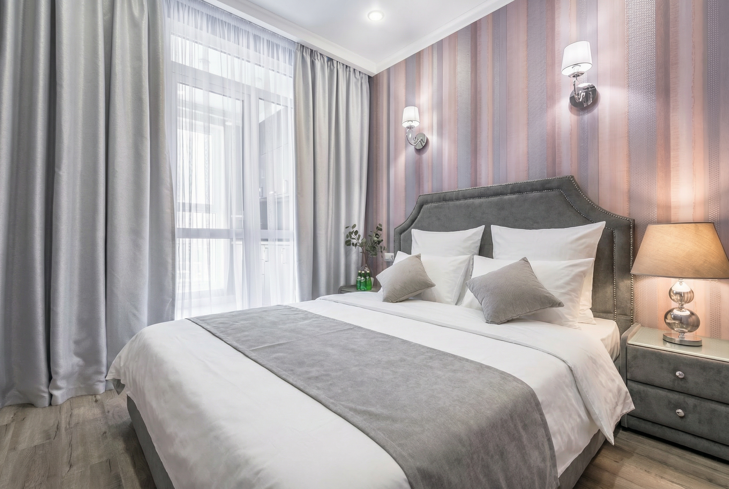 Апартаменты (спальня + гостиная + кухня-столовая + гардеробная, вид на  город) с большой станцией "Алиса" и кофемашиной.