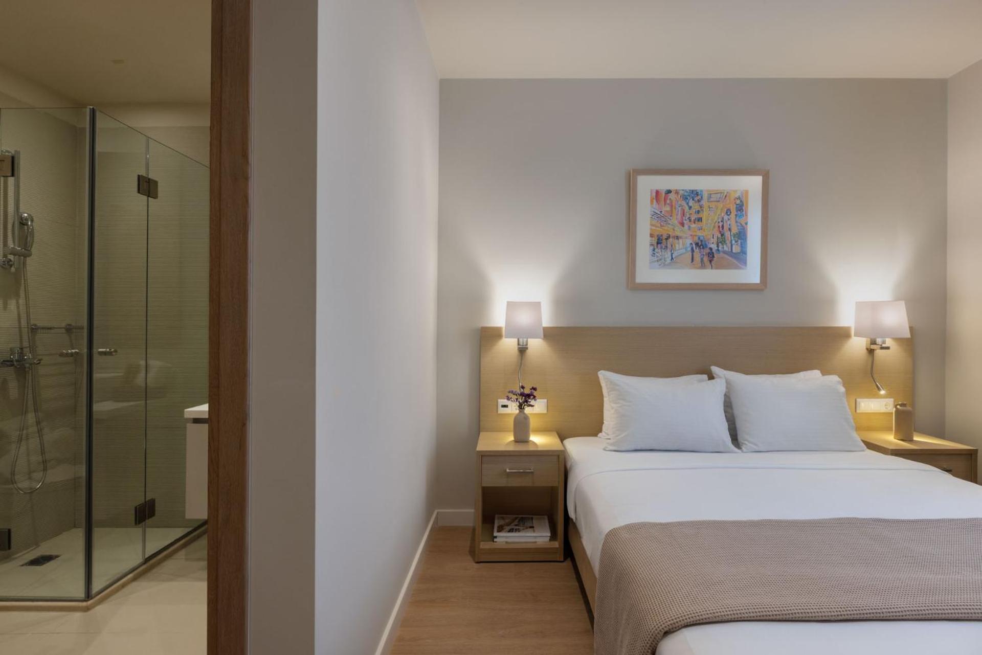 Deluxe Room with Terrace City and Port View