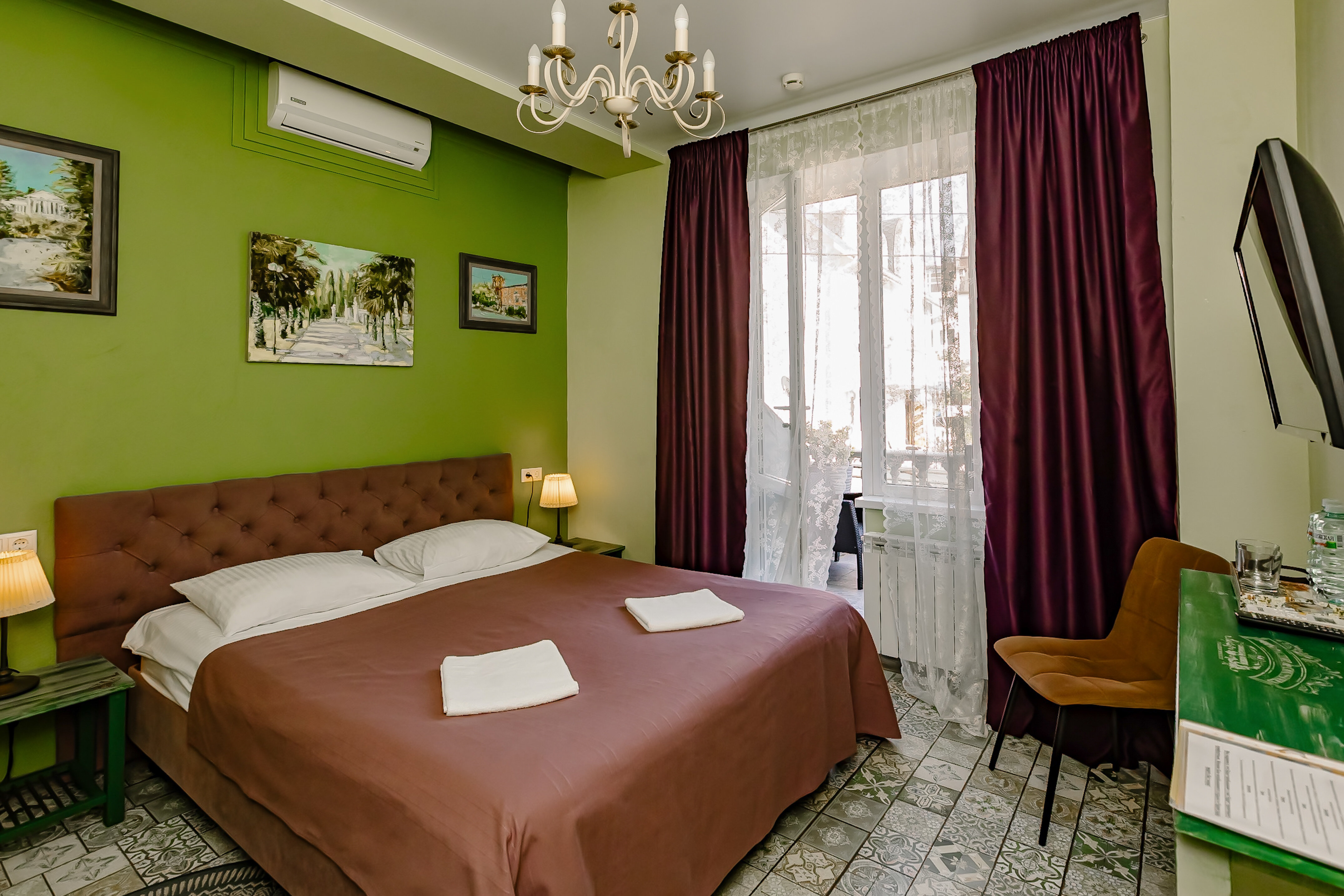 Двухместный стандарт с 1 большой кроватью, либо 2 отдельными.