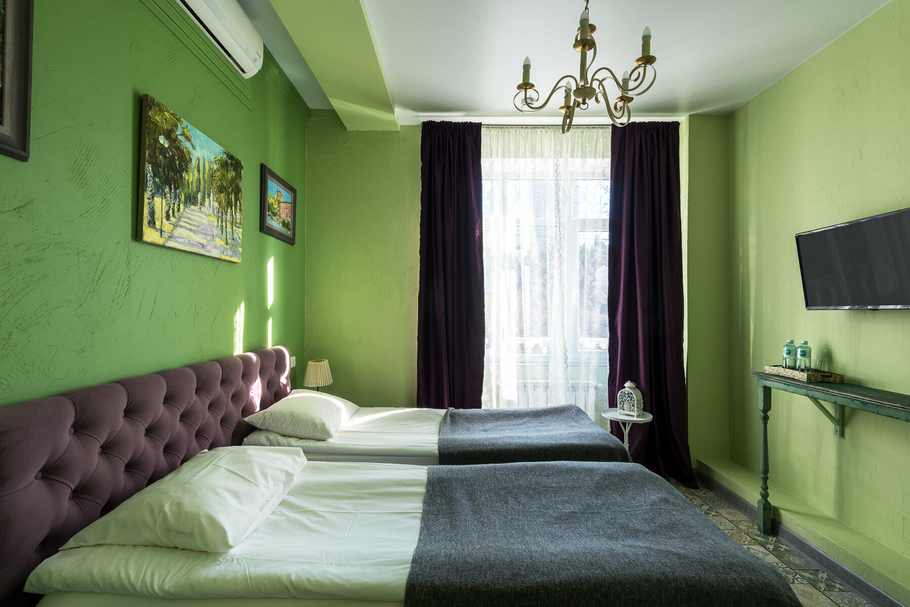 Улучшенный двухместный номер с балконом и 1 большой кроватью, либо 2 отдельными.