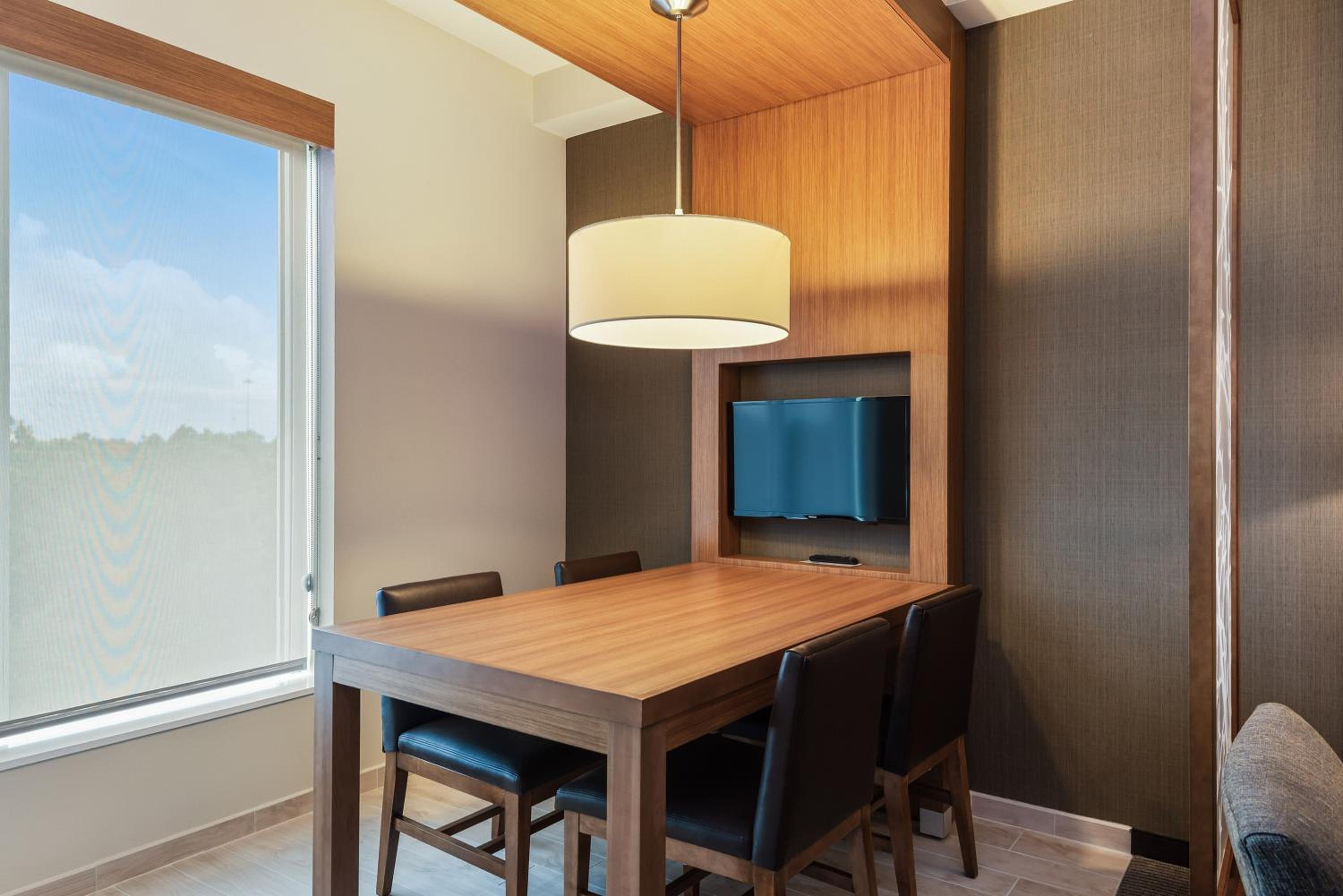 King Suite with Sofa Bed and Tub - Disability Access