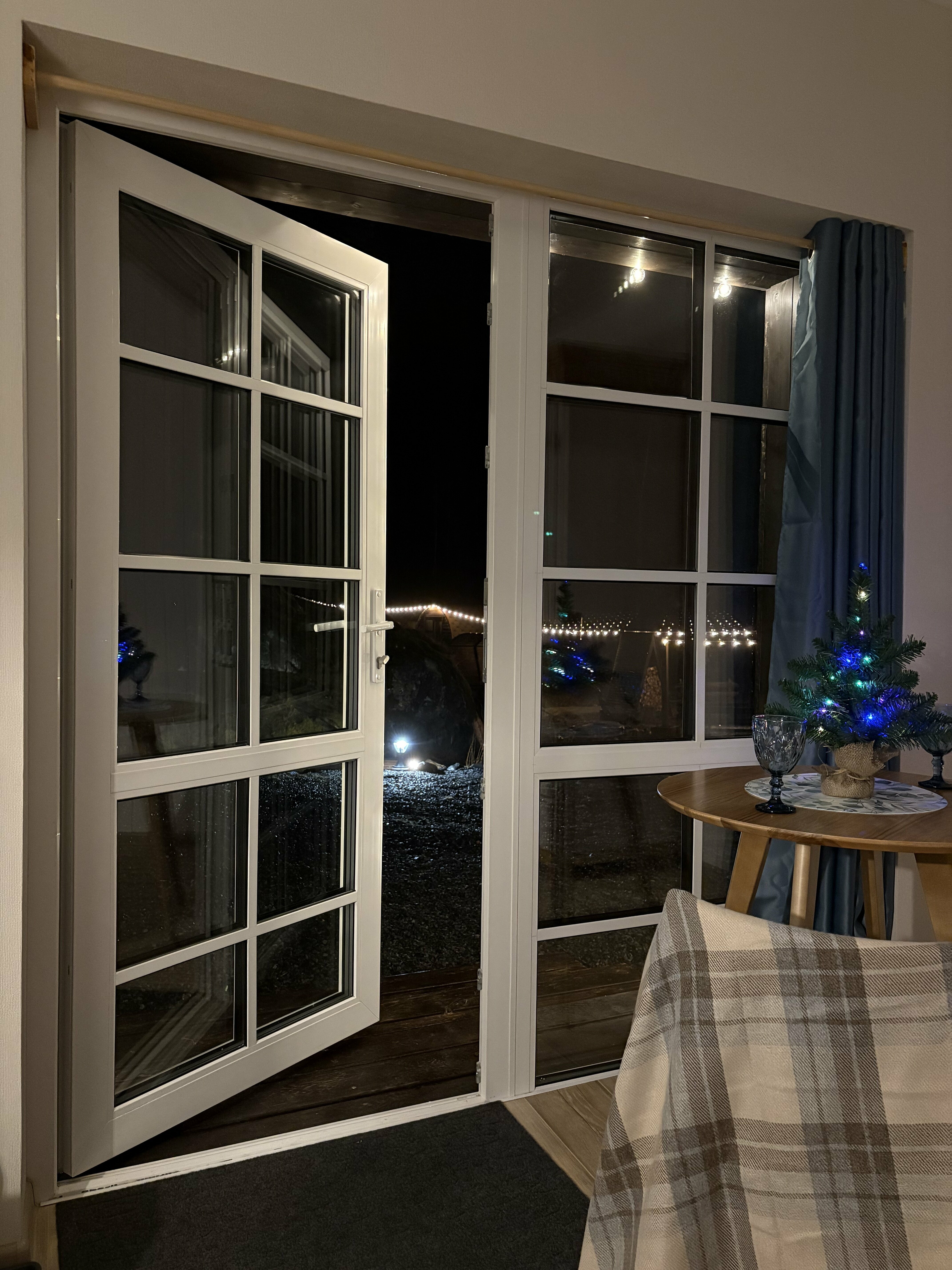 Студия в загородном доме с видом на лес