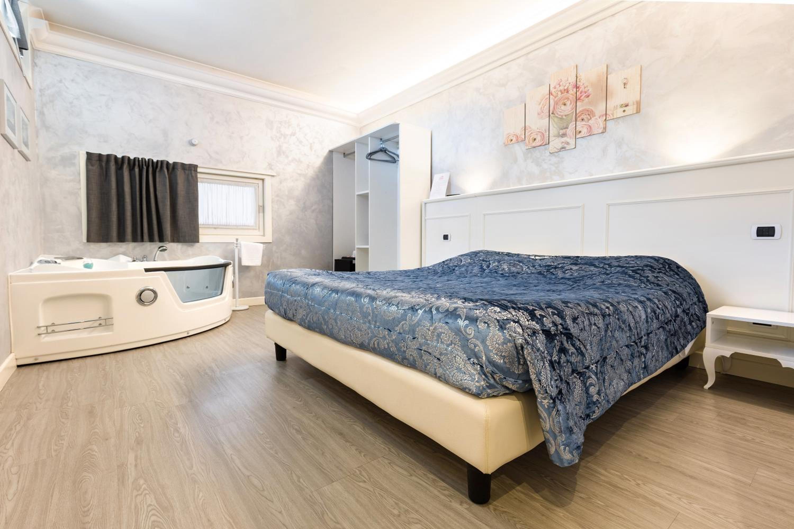 Queen Room with Spa Bath