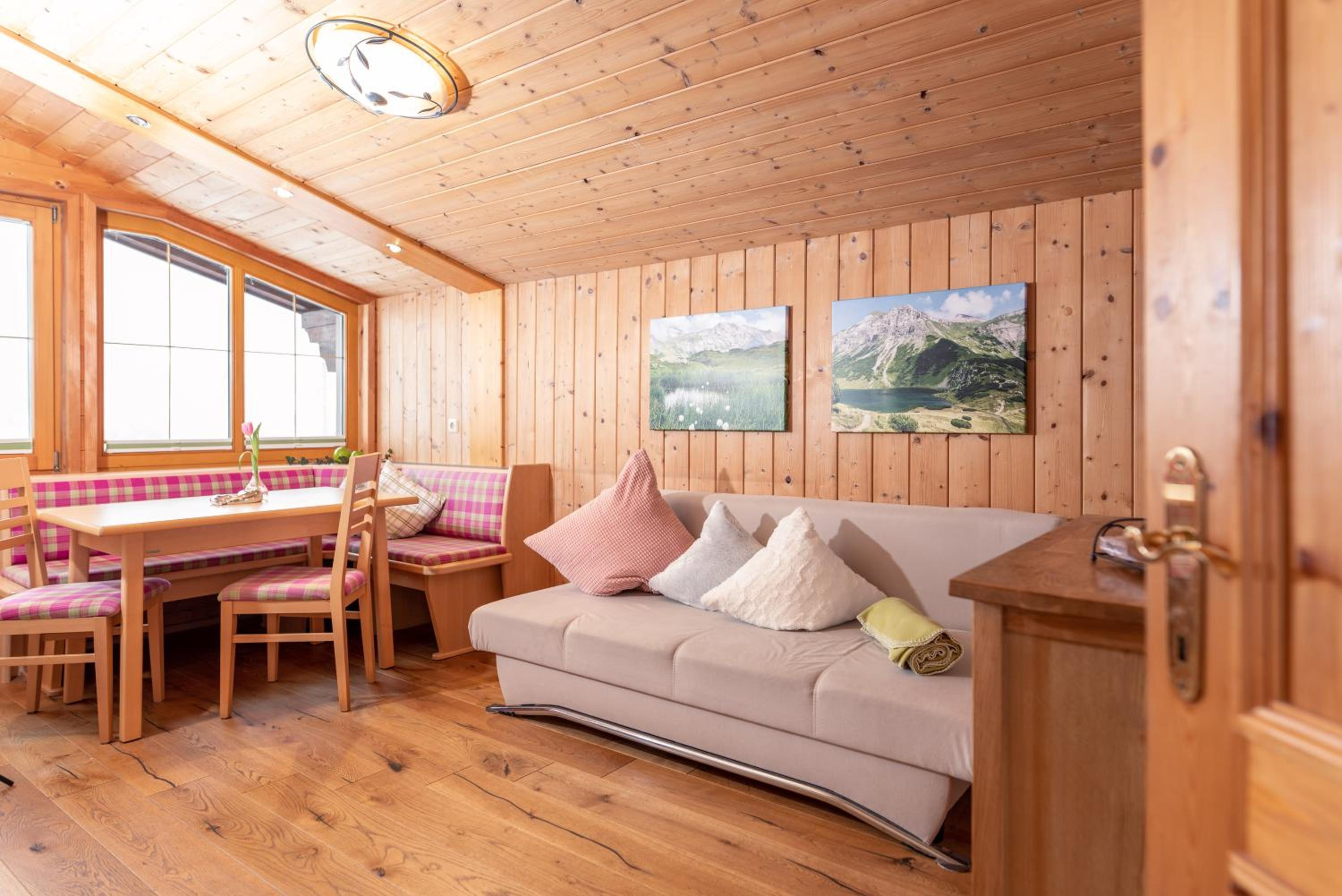 Apartment with Mountain View