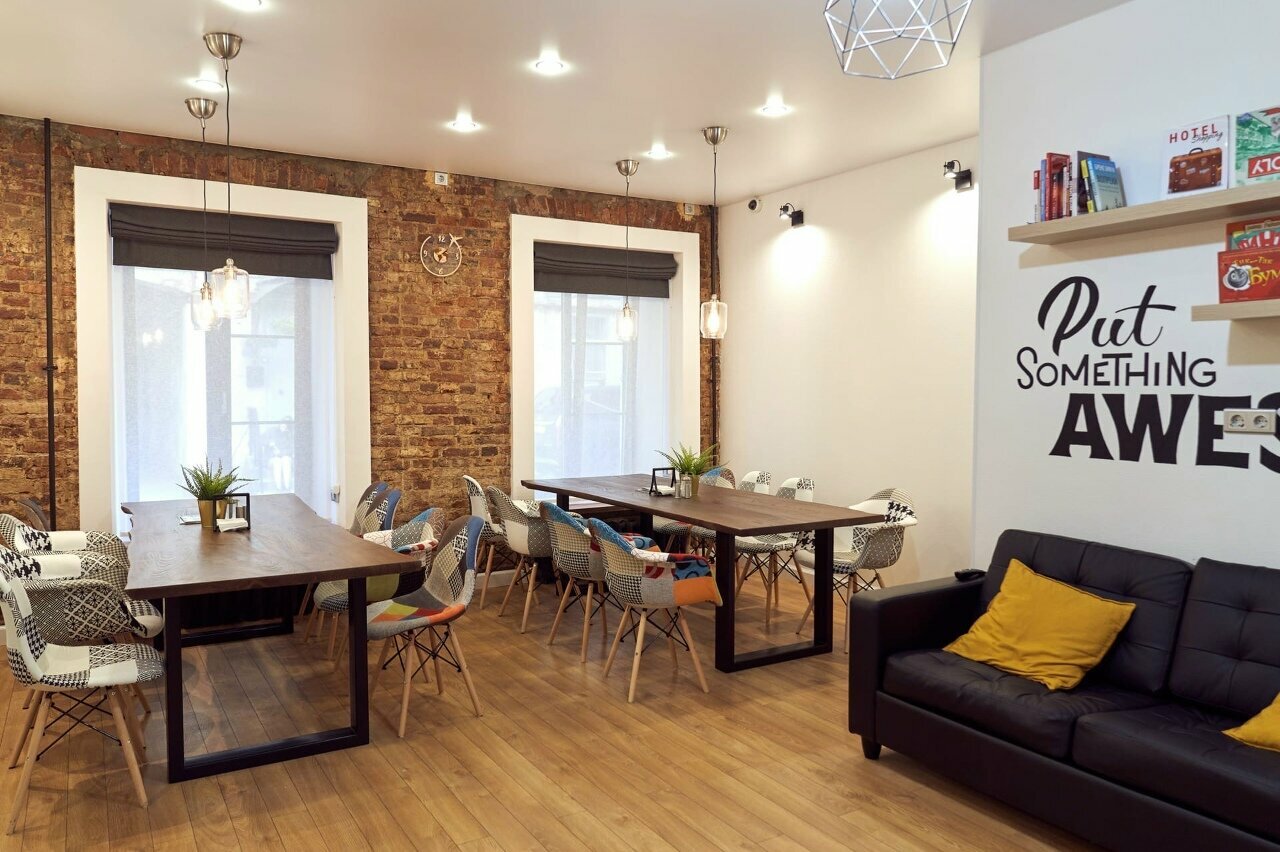 Односпальная кровать в общем номере для женщин