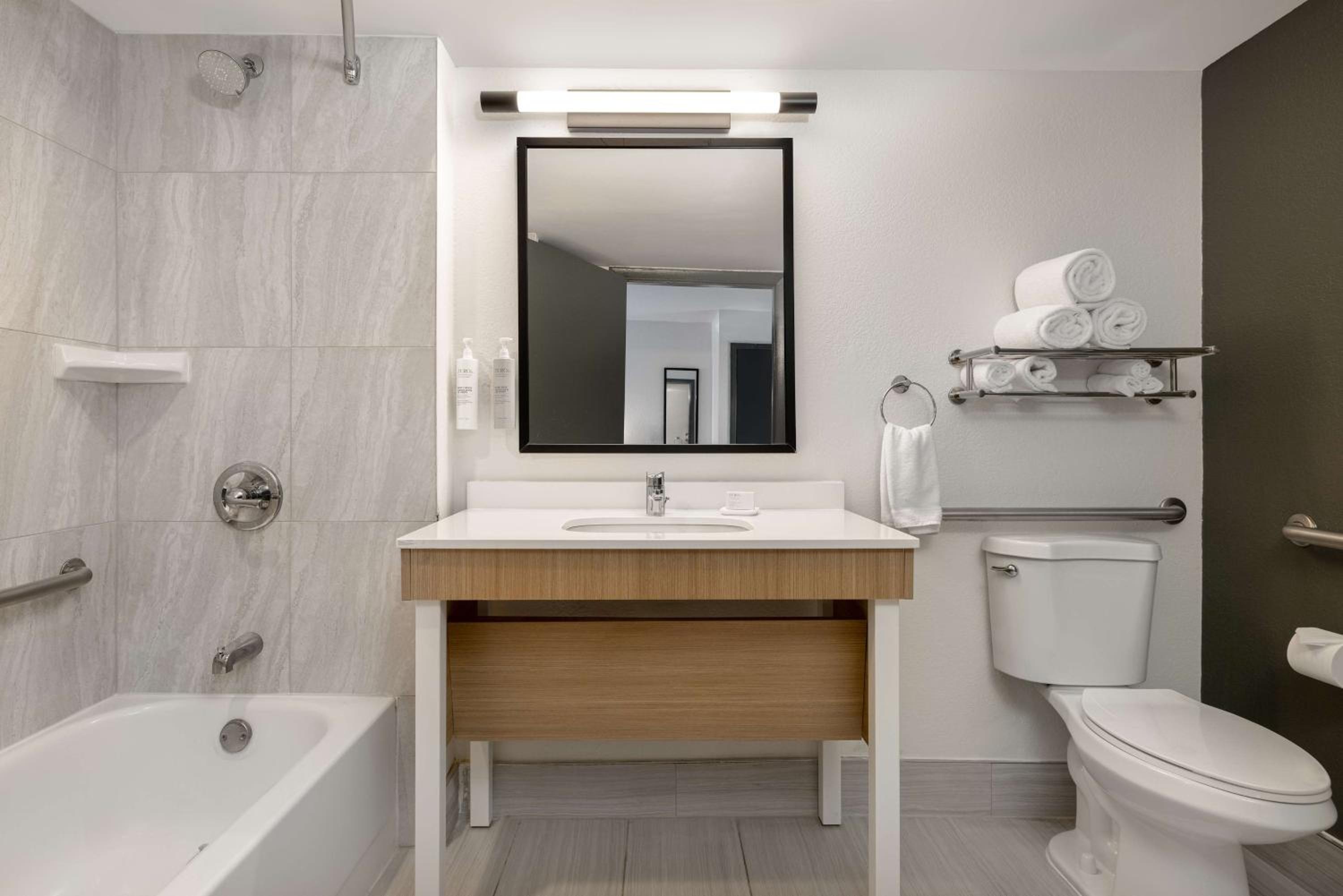 King Room with Bath Tub - Disability Access