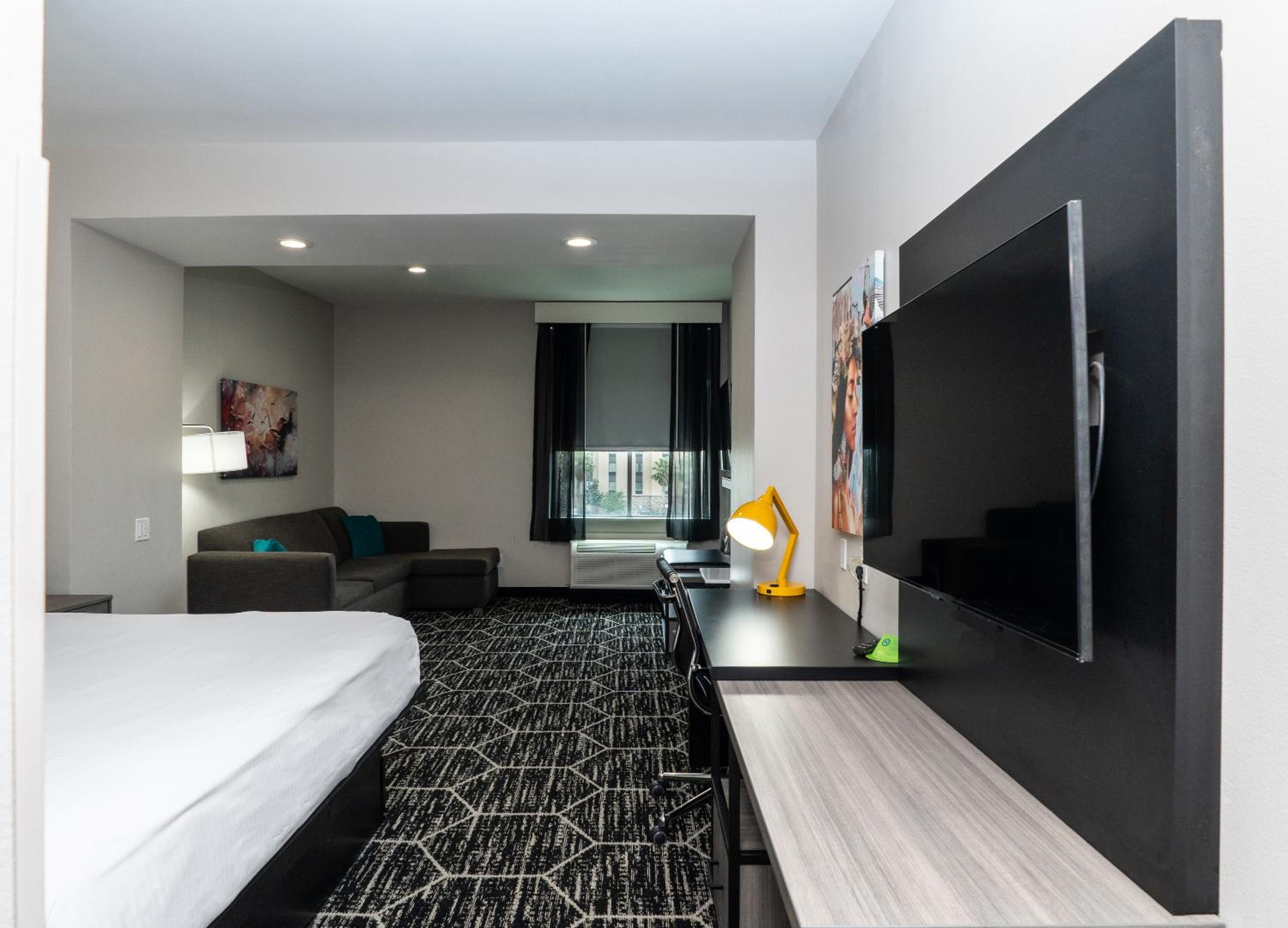 Deluxe King Room - Non-Smoking