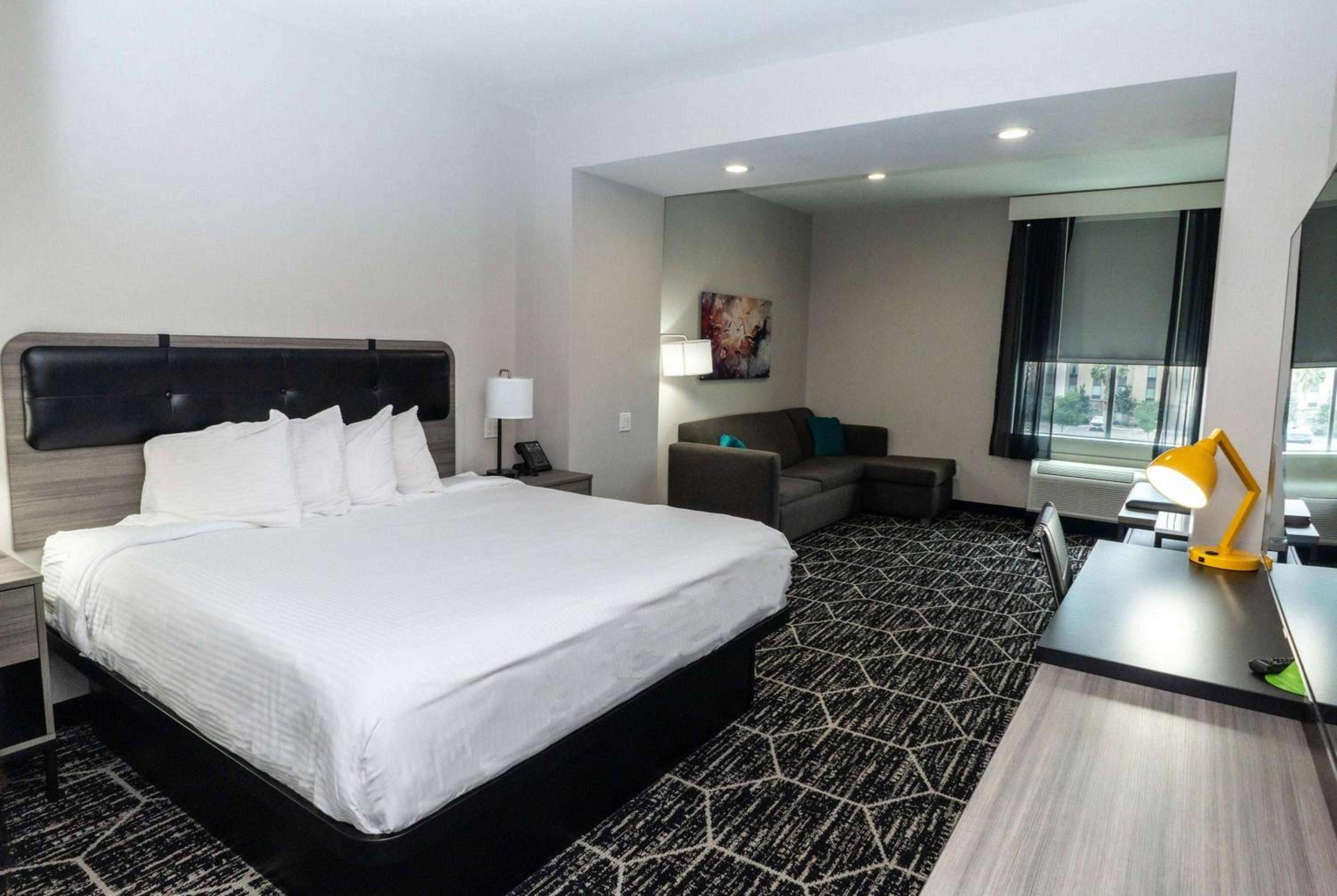 Deluxe King Room - Non-Smoking