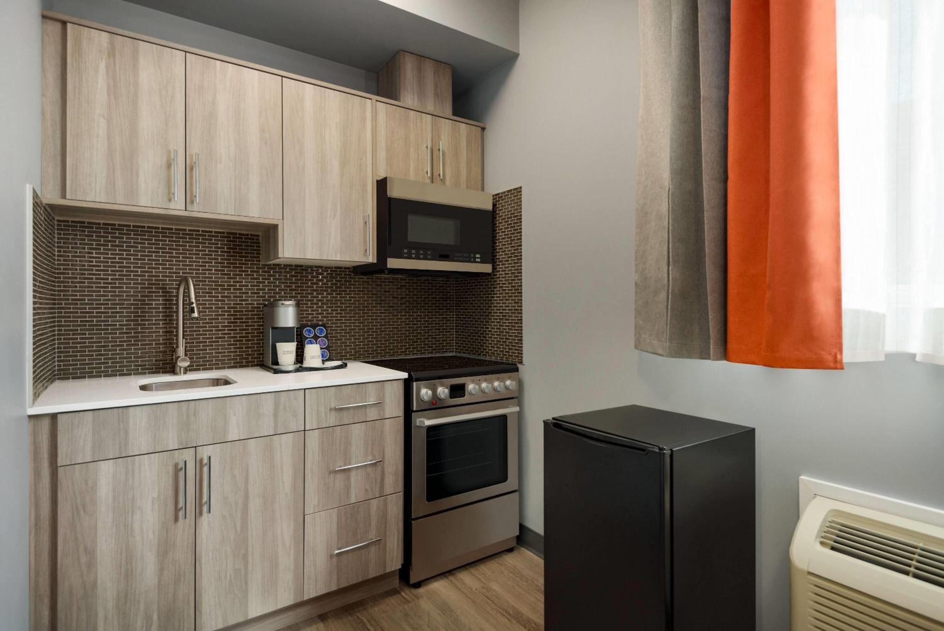 Queen Room with Kitchenette - Non-Smoking