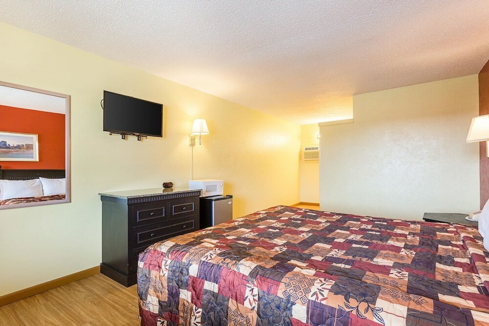 Room, 1 King Bed (Upstairs)