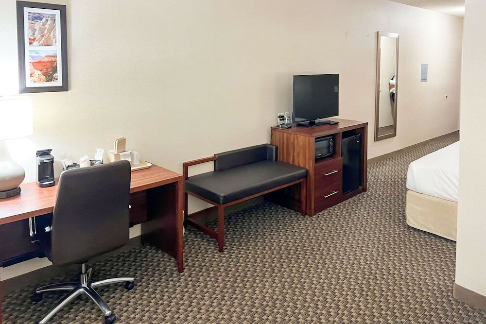 Suite, 1 King Bed, Leisure Chair, Accessible Tub, Accessible, Non-Smoking