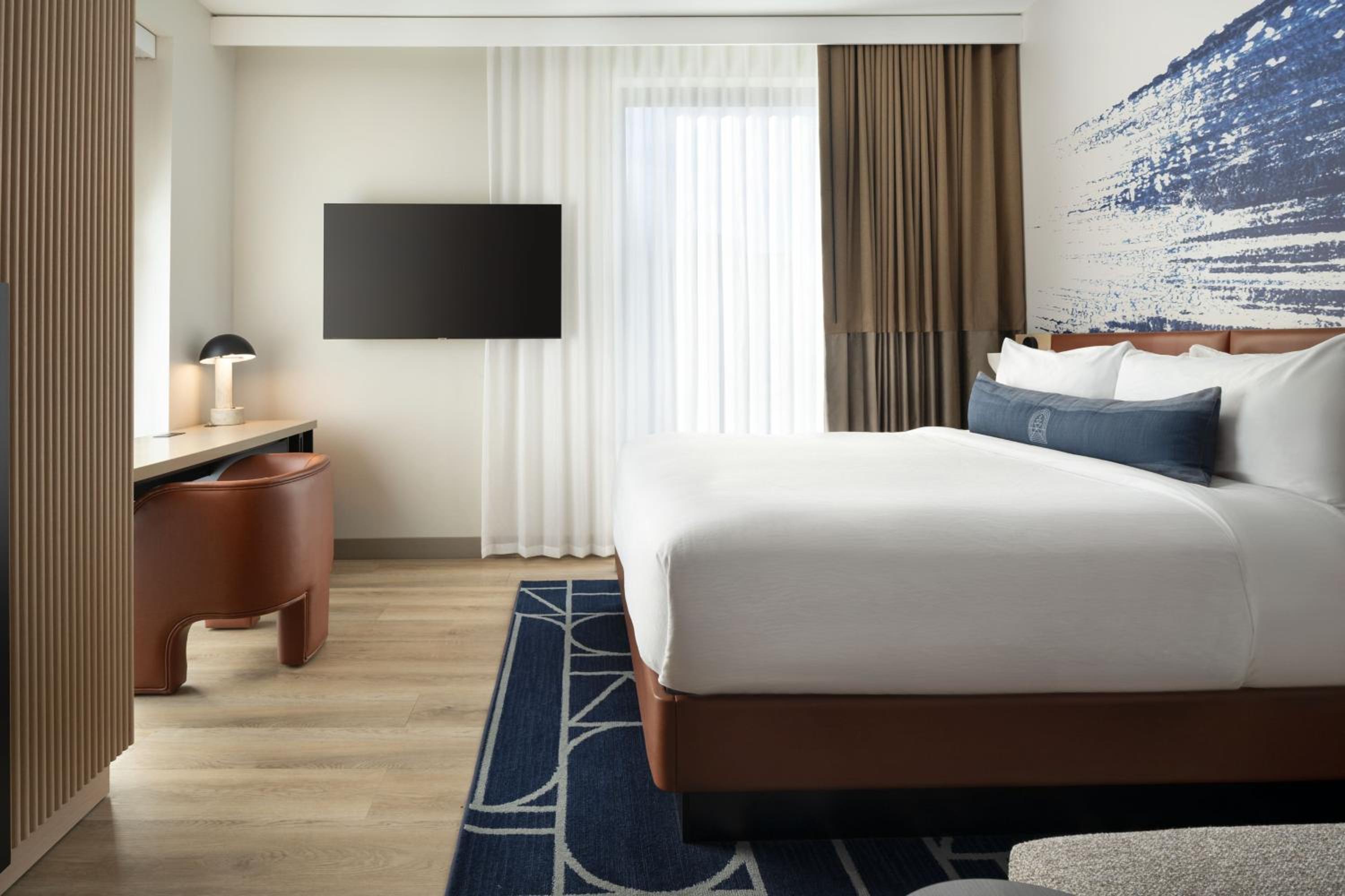 Corner King Room with Plaza View