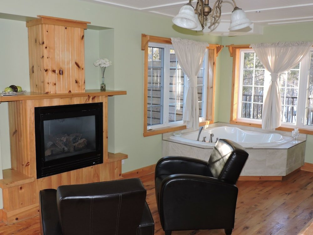 Signature Suite, 1 King Bed, Jetted Tub, River View