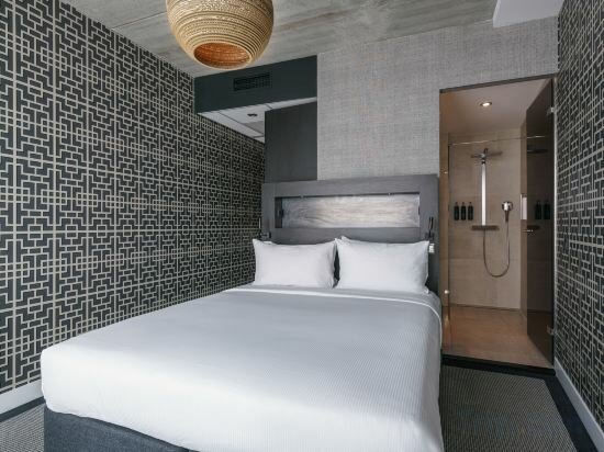 Queen Guest Room with Water View